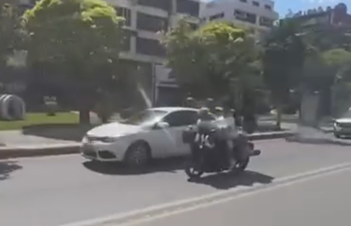 MOTOSİKLETE TERS OTURARAK YAPTIKLARI KASKSIZ YOLCULUK ’PES’ DEDİRTTİ