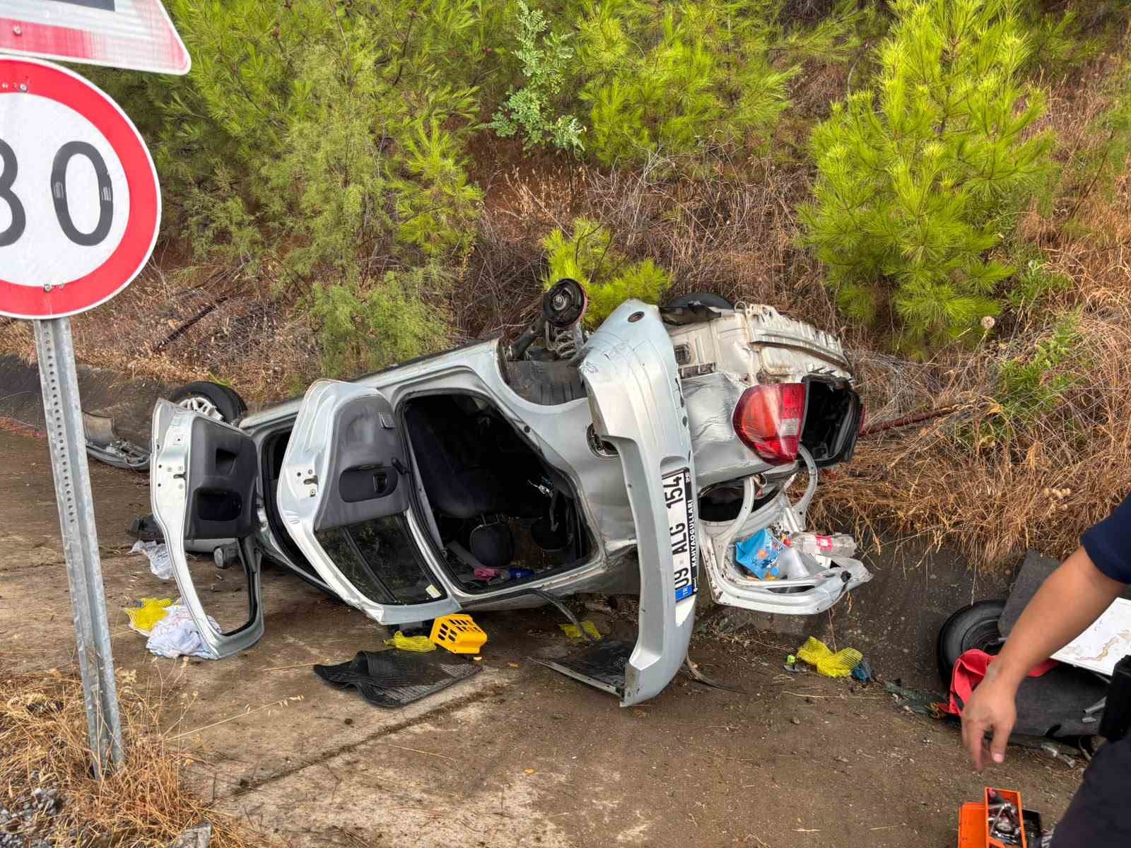 AYDIN’DA ŞARAMPOLE YUVARLANAN OTOMOBİL TAKLA ATTI: 5 YARALI