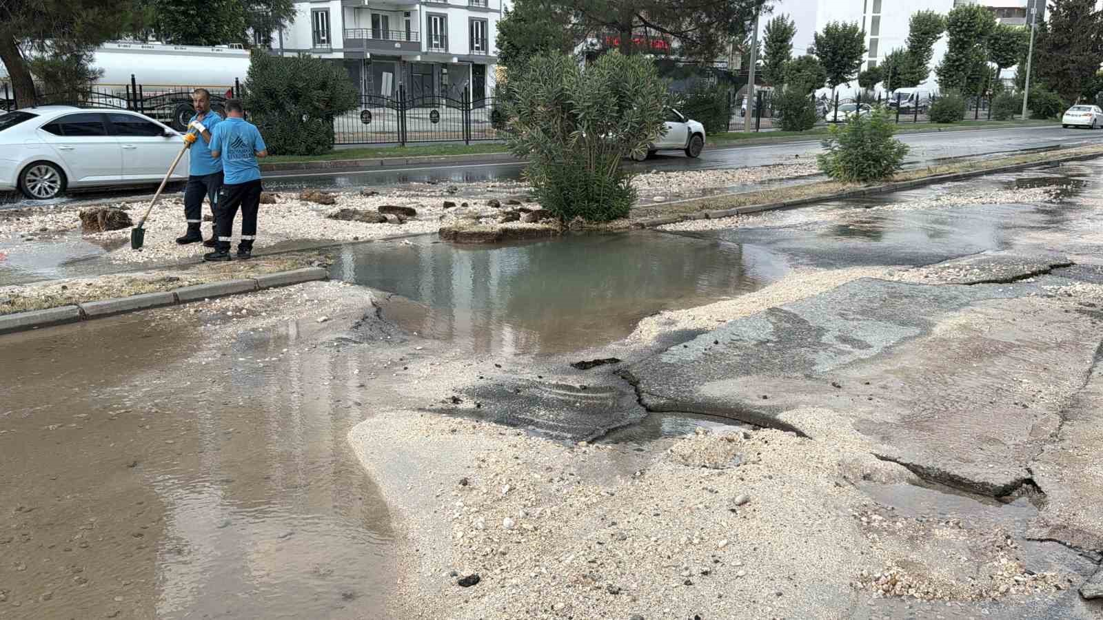 PATLAYAN SU HATTI YOLU ÇÖKERTTİ: OTOMOBİL ÇUKURA DÜŞTÜ