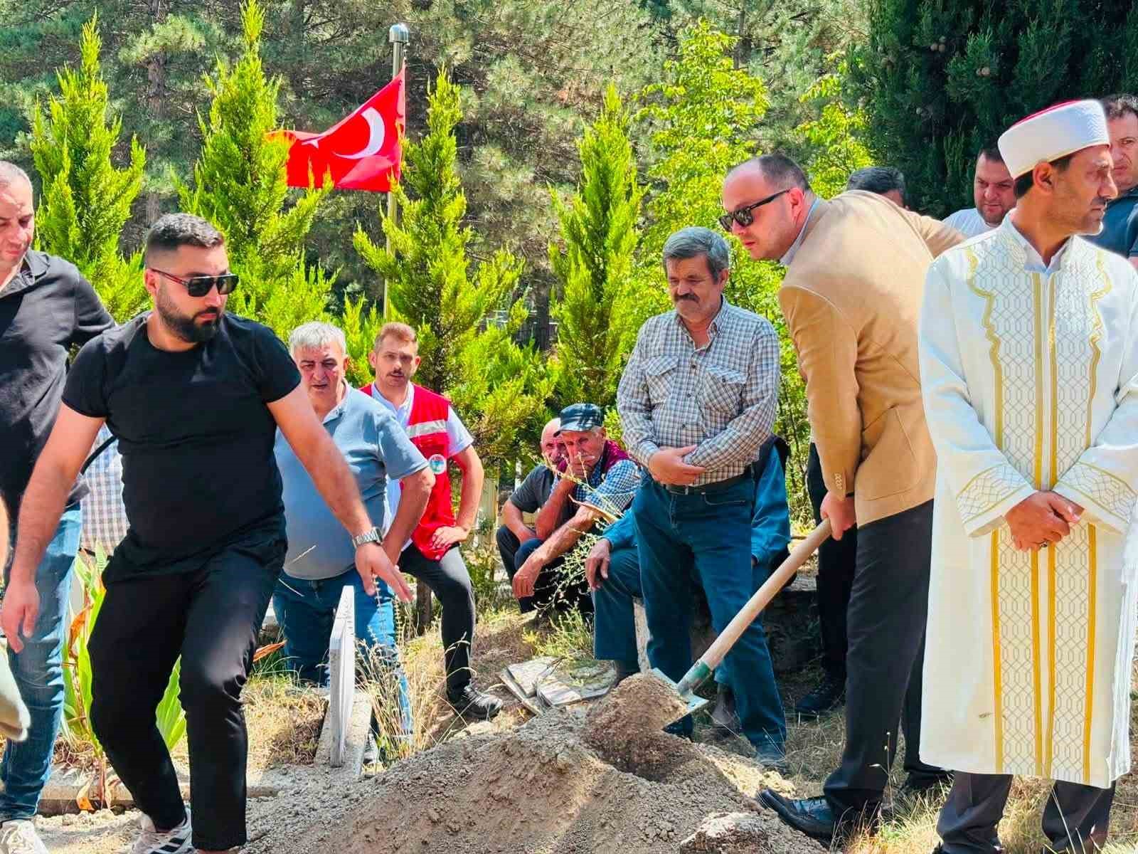 BOLULU ŞEHİT ZİYA SARPKAYA’NIN ANNESİ SON YOLCULUĞUNA UĞURLANDI