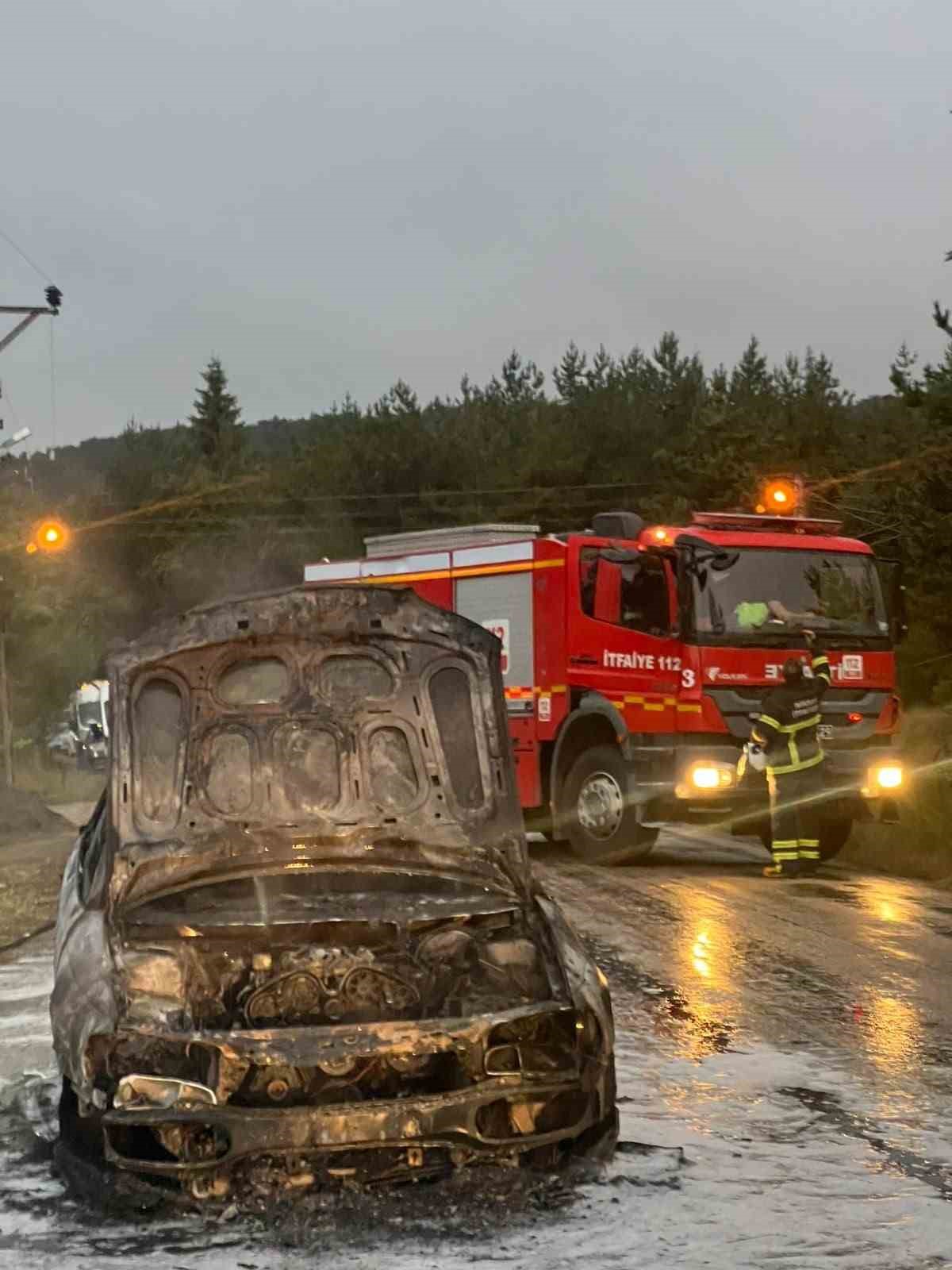 YANAN OTOMOBİLDEKİ PATLAMA PANİĞE NEDEN OLDU