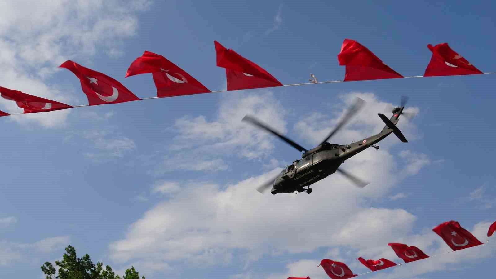 ANİ’NİN FETHİNİN 962. YIL DÖNÜMÜNDE ÇELİK KANATLAR’IN GÖSTERİSİ NEFES KESTİ