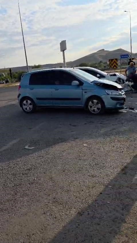 SİVAS’TA ÜÇ OTOMOBİL ÇARPIŞTI: 7 YARALI