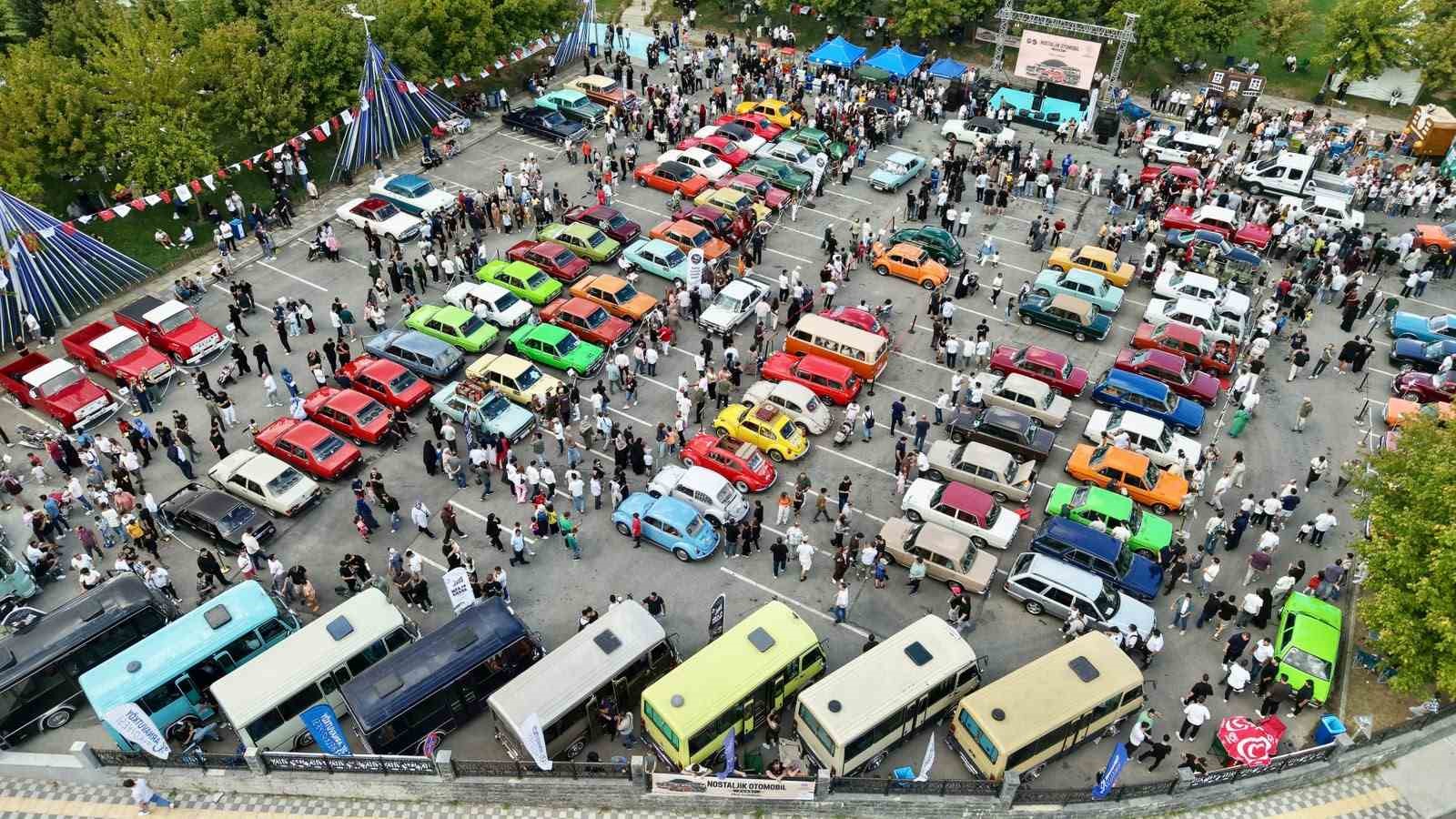 KLASİK OTOMOBİL TUTKUNLARI ARNAVUTKÖY’DE BULUŞTU