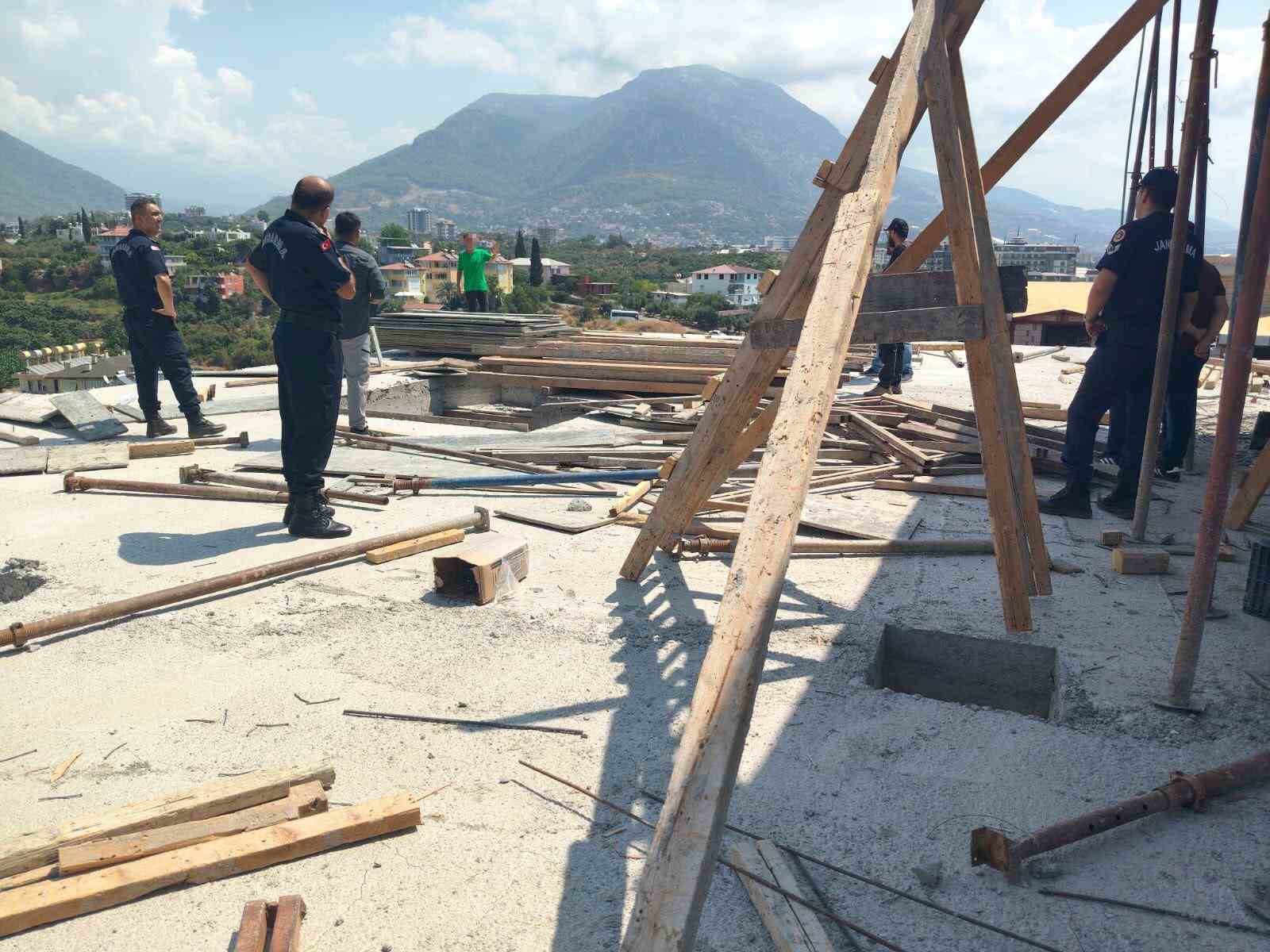 EŞİNİ VE KAYINVALİDESİNİ BIÇAKLAYAN ŞAHIS İNTİHAR TEŞEBBÜSÜNÜ CANLI YAYINLADI
