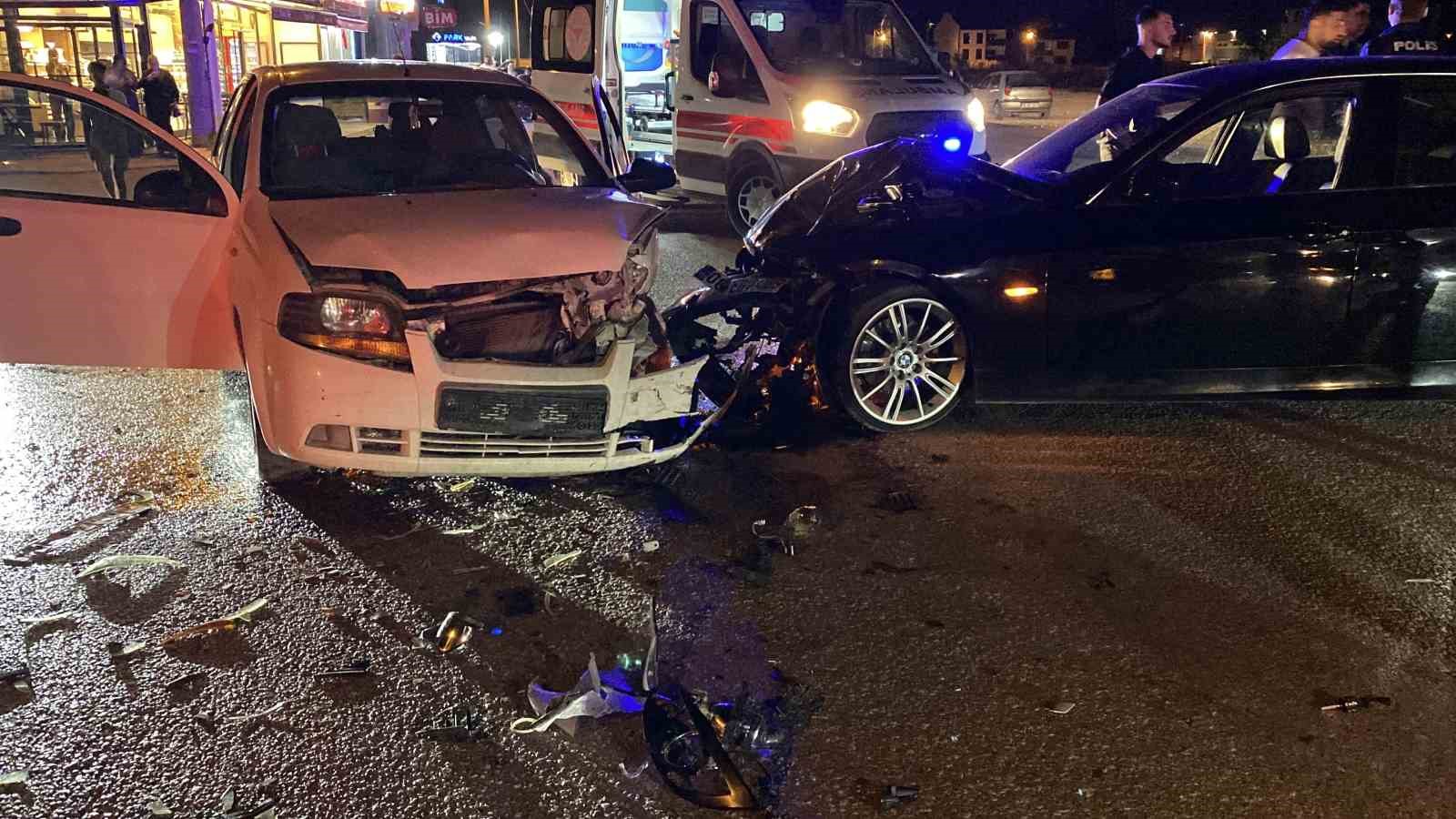 OTOMOBİLLER KAFA KAFAYA ÇARPIŞTI: 2 YARALI