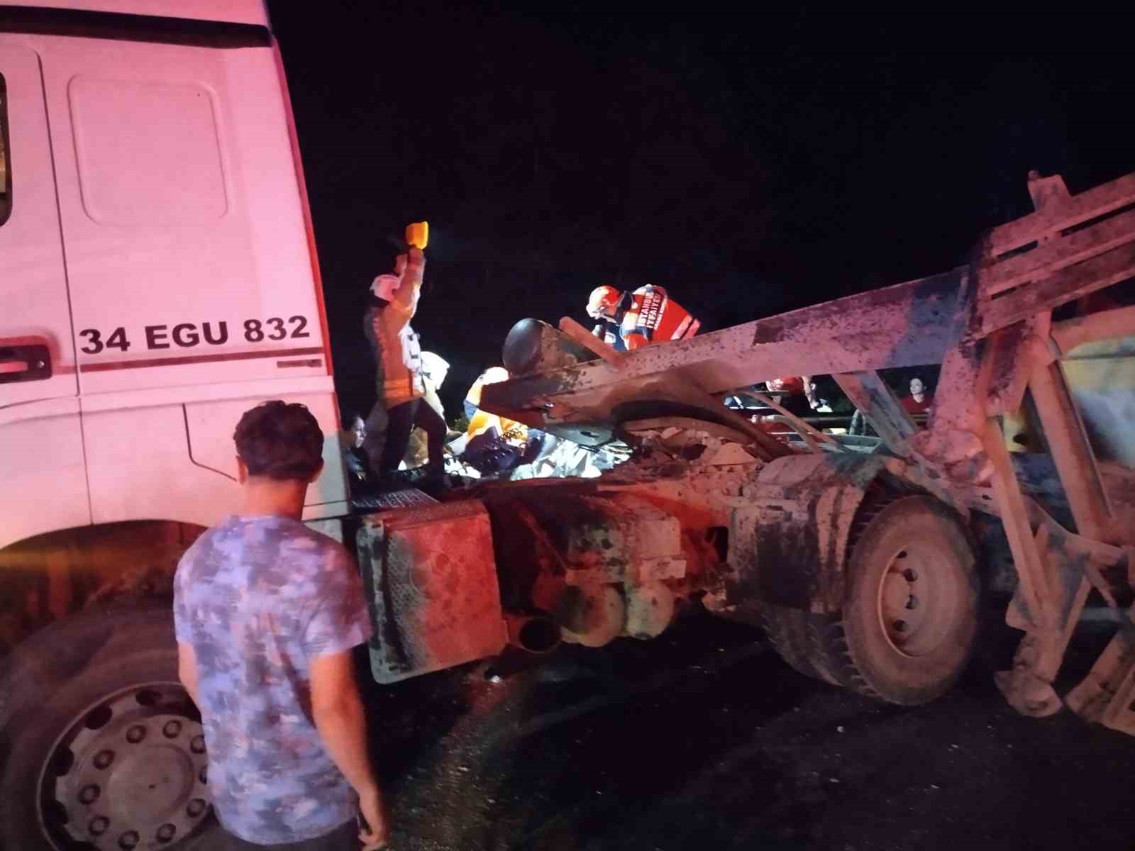 BEYKOZ’DA HAFRİYAT KAMYONU OTOMOBİLLE ÇARPIŞTI: 1’İ AĞIR, 3 YARALI
