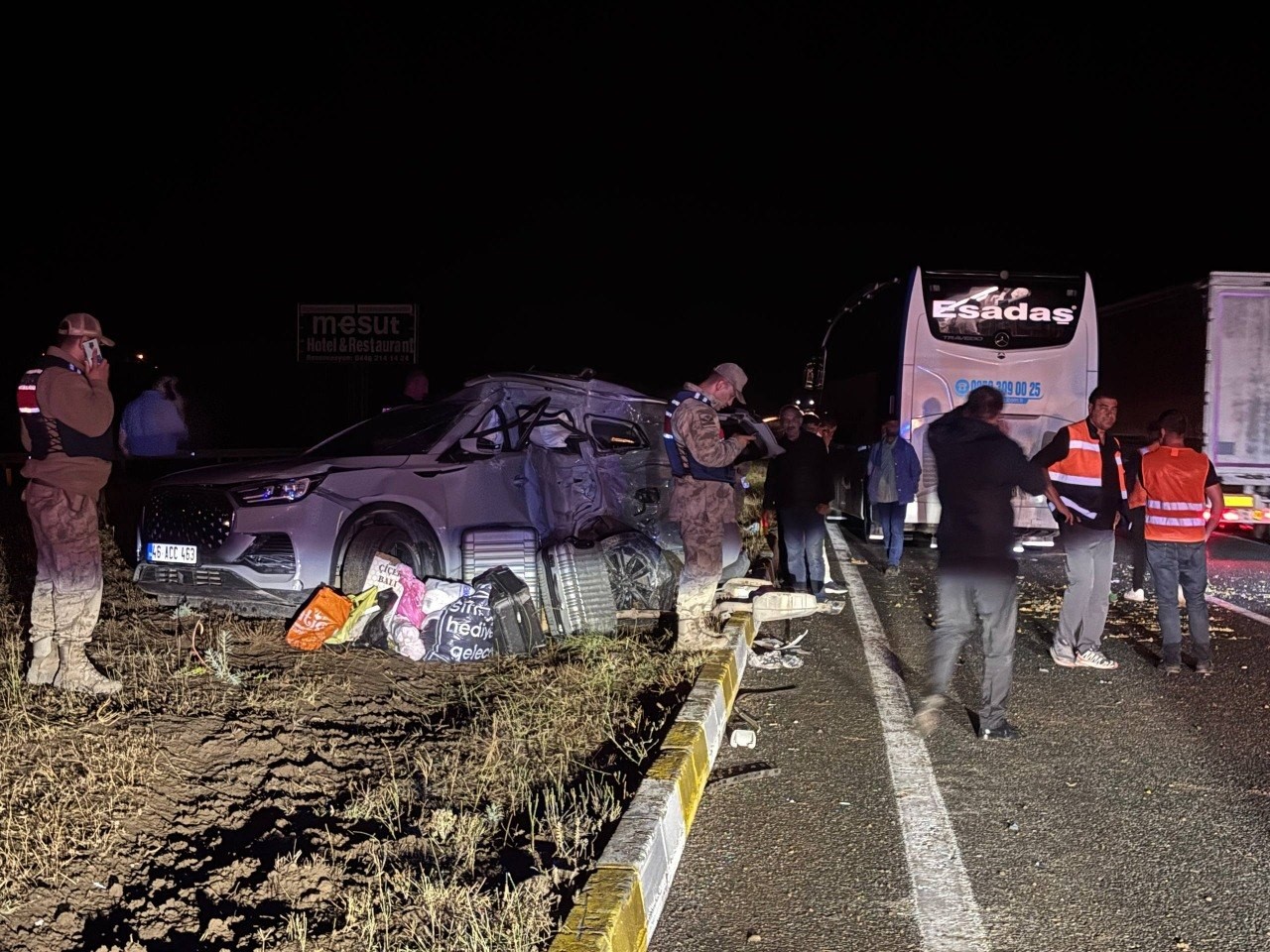 ERZİNCAN’DA YOLCU OTOBÜSÜ İLE SUV TİPİ ARAÇ ÇARPIŞTI: 1’İ AĞIR 7 YARALI