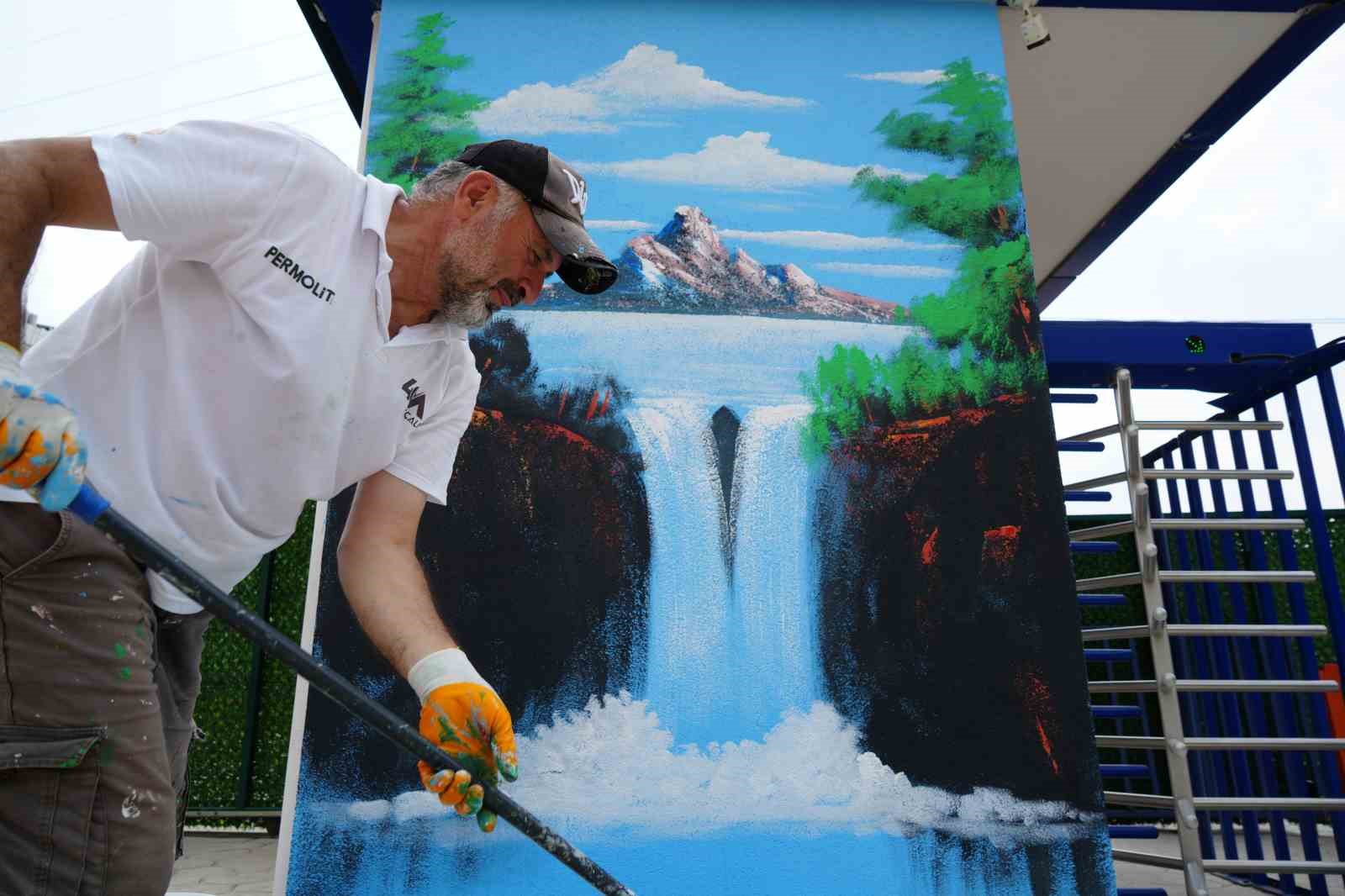 KOCAELİ’NİN "BOB ROSS"U SOKAKLARI RENKLENDİRİYOR