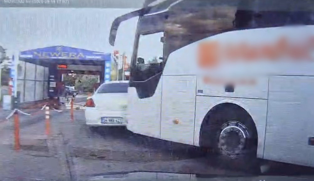 YOLCU OTOBÜSÜNÜN ÇARPTIĞI OTOMOBİLİN SÜRÜKLENDİĞİ ANLAR ARAÇ KAMERASINA YANSIDI