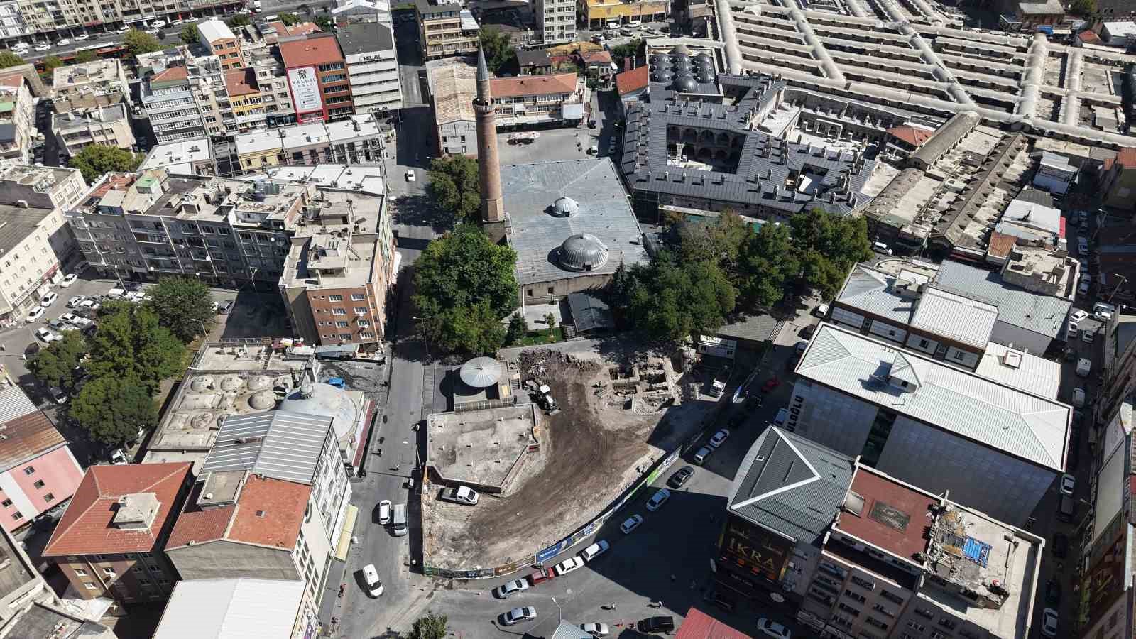 SURİÇİ CAMİ KEBİR’DE HEM TARİH GÜN YÜZÜNE ÇIKIYOR, HEM ESNAFIN YÜZÜ GÜLÜYOR