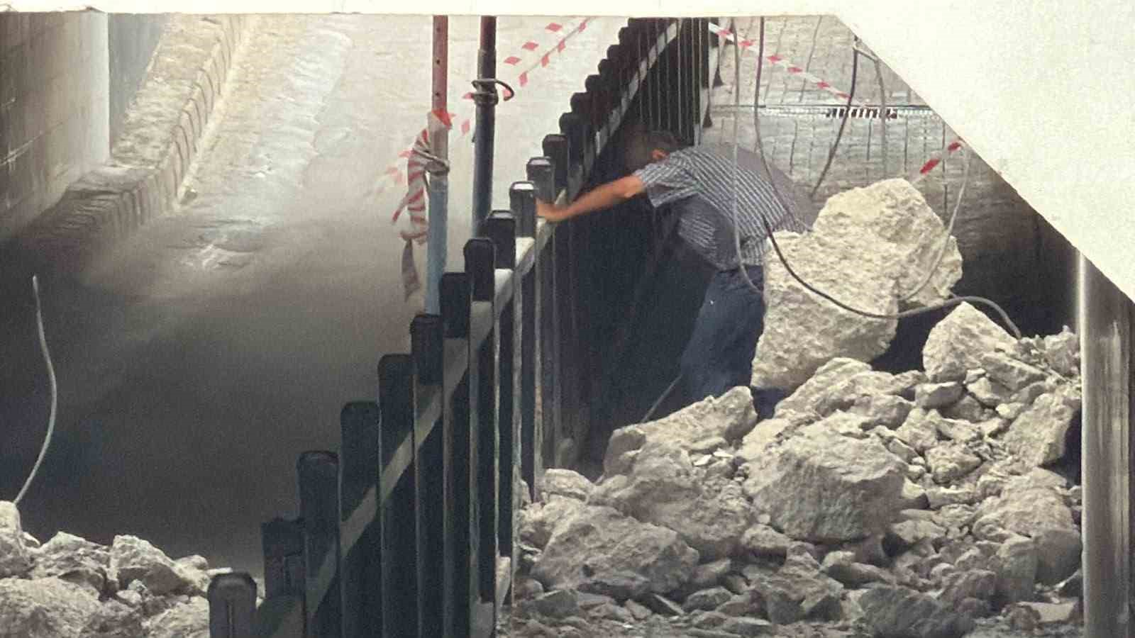 TEHLİKEYE ALDIRIŞ ETMEDİ: ÇÖKEN ALT GEÇİDE GİRİP TESTEREYLE DEMİR KESTİ