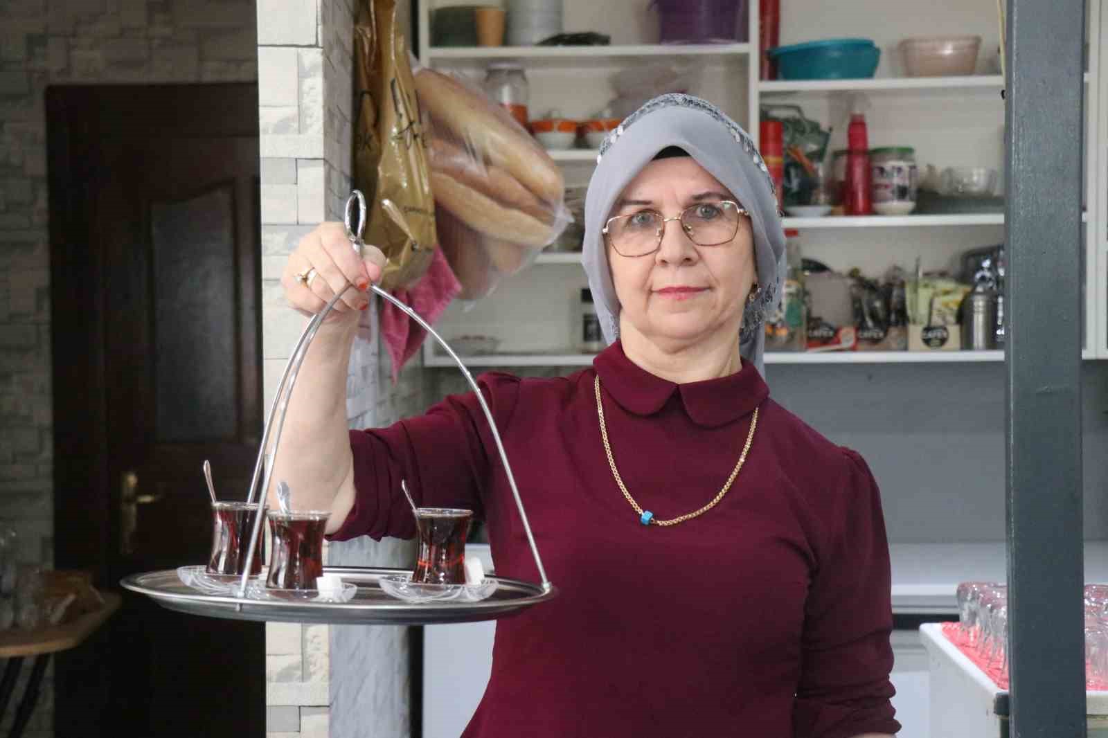 ÖNYARGILARI ÇAY BARDAĞINDA ERİTTİ: 5 ÇOCUK ANNESİ KIRAATHANE İŞLETEREK AİLE GEÇİNDİRİYOR