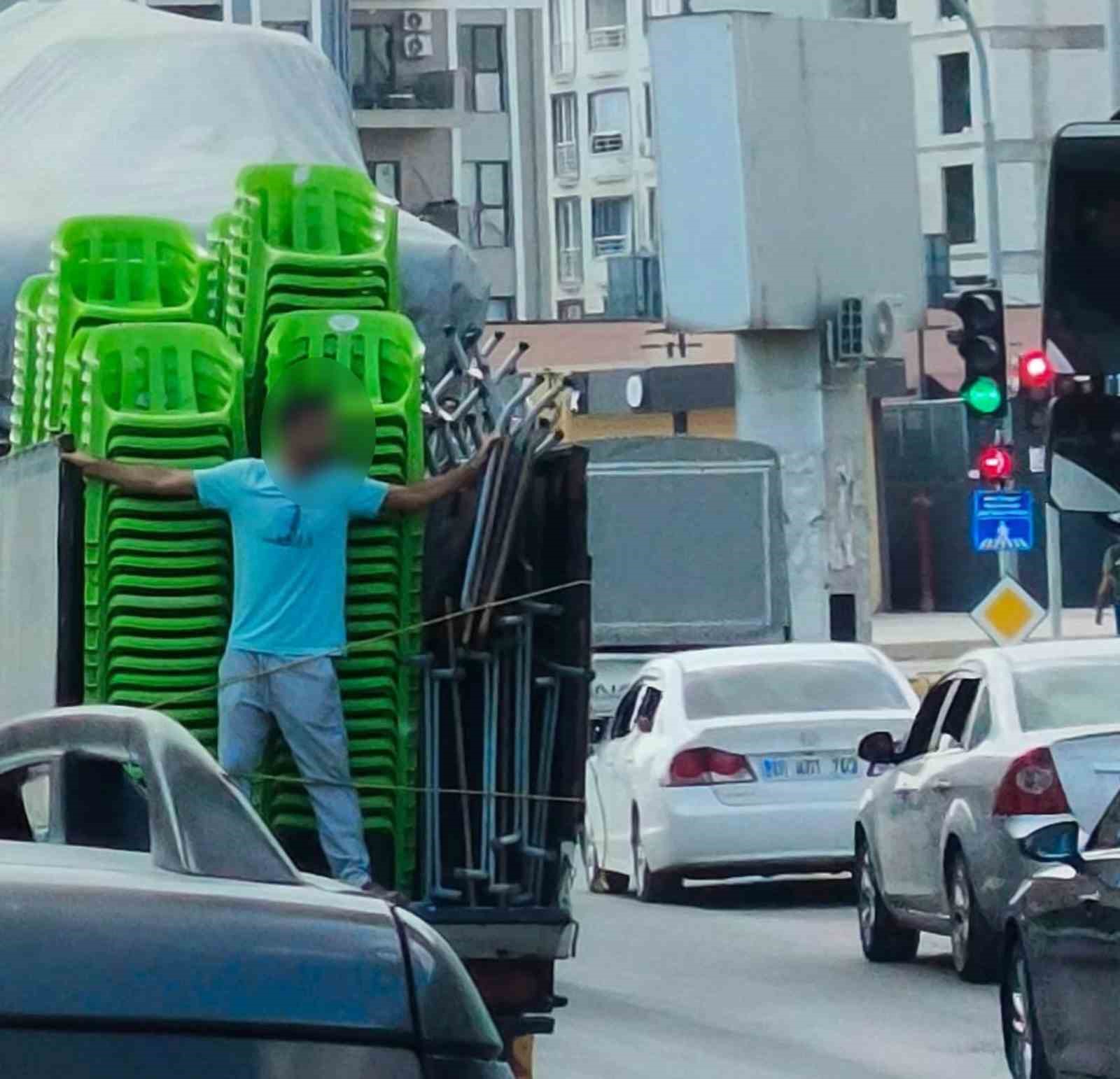 KAMYONETİN KASASINDA TEHLİKELİ YOLCULUK