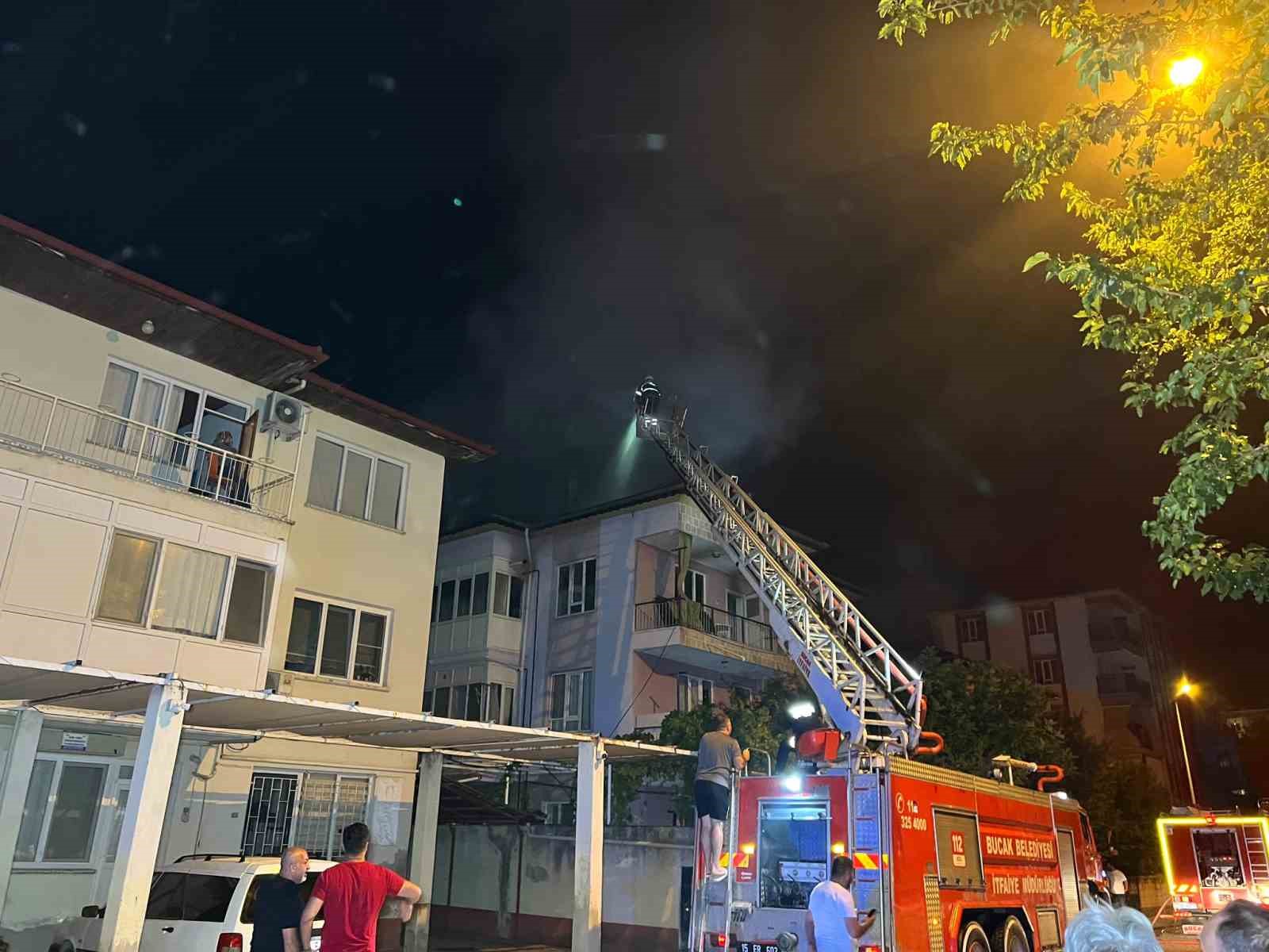 BURDUR’DA 3 KATLI BİNADA YANGIN KORKUTTU