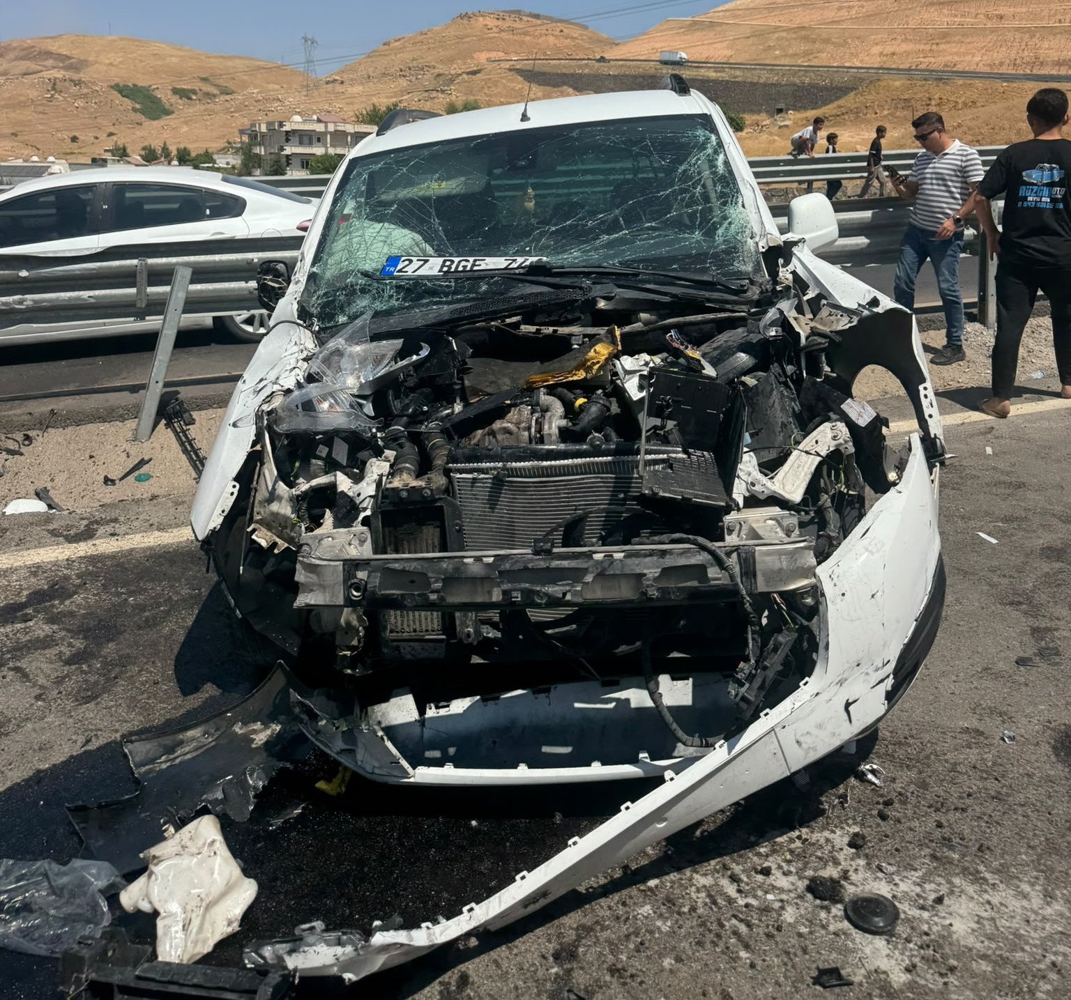 CİZRE’DE KAMYONET BARİYERLERE ÇARPTI: 2’Sİ ÇOCUK 5 YARALI