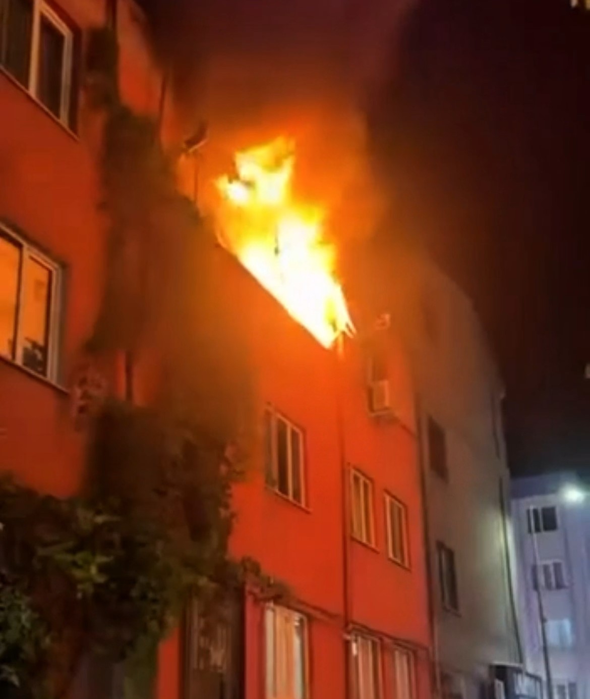 SİGARA KOLTUKTA UNUTULDU, EV ALEVLERE TESLİM OLDU