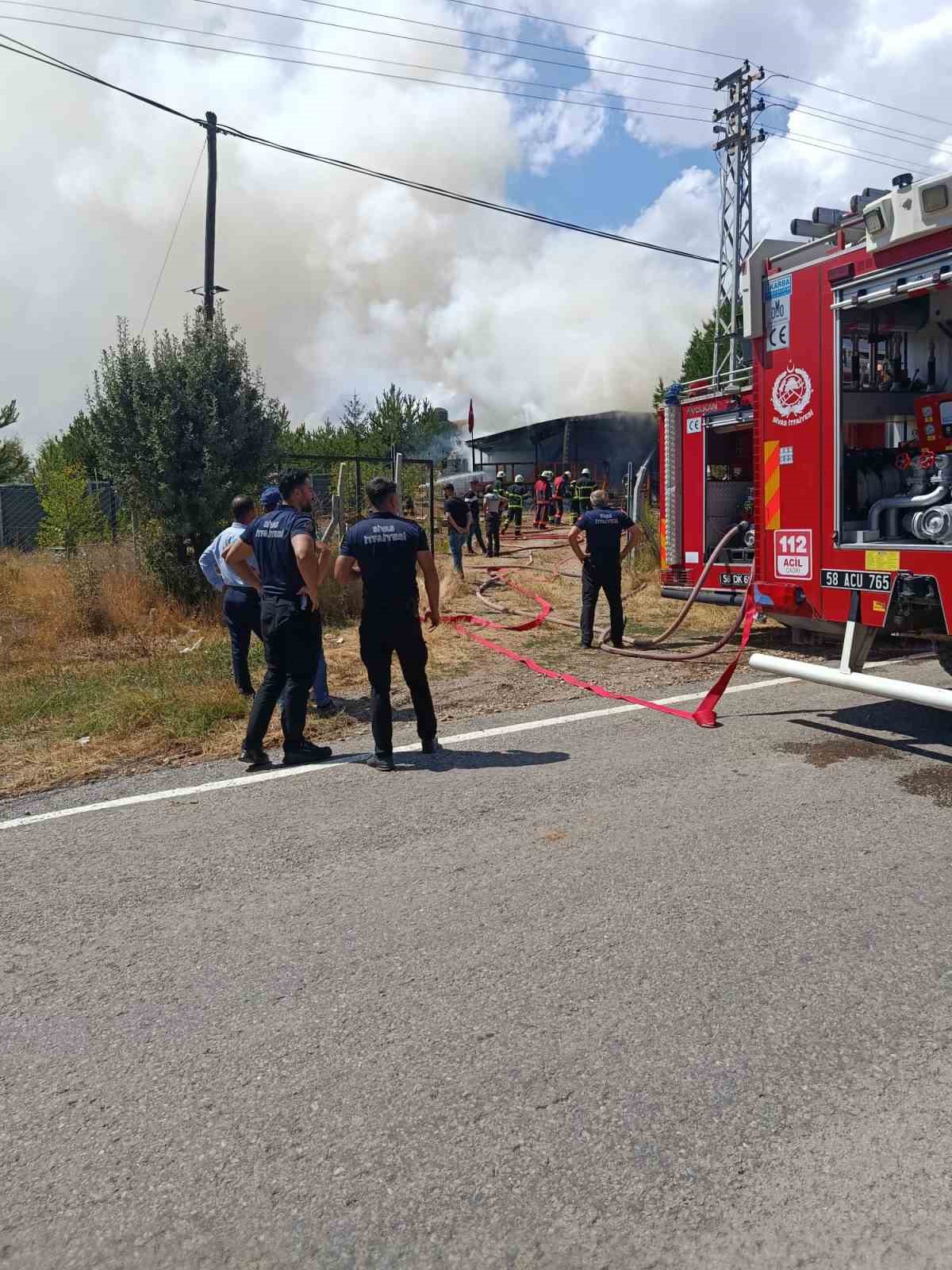 SİVAS’TA MÜSTAKİL EV YANGINDA KÜLE DÖNDÜ