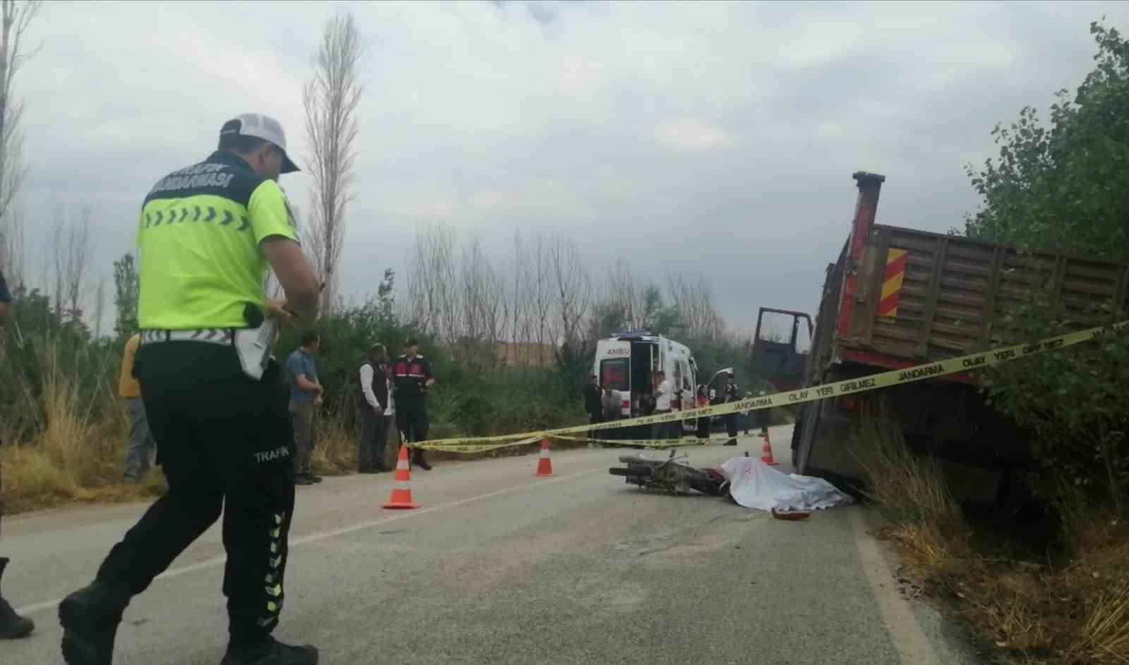 ISPARTA’DA KAMYONLA ÇARPIŞAN 19 YAŞINDAKİ MOTOSİKLETLİ HAYATINI KAYBETTİ