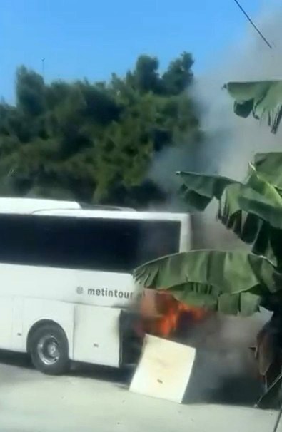 ALANYA’DA PARK HALİNDEKİ TUR OTOBÜSÜNÜN MOTOR BÖLÜMÜ ALEV ALDI