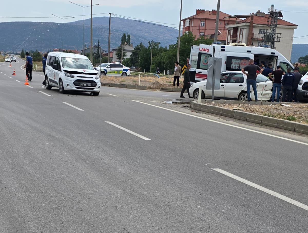ISPARTA’DA İKİ ARAÇ ÇARPIŞTI: 5 YARALI