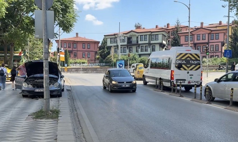 ARAÇTAN CADDEYE AKAN MOTOR YAĞI DİĞER SÜRÜCÜLERE ZOR ANLAR YAŞATTI