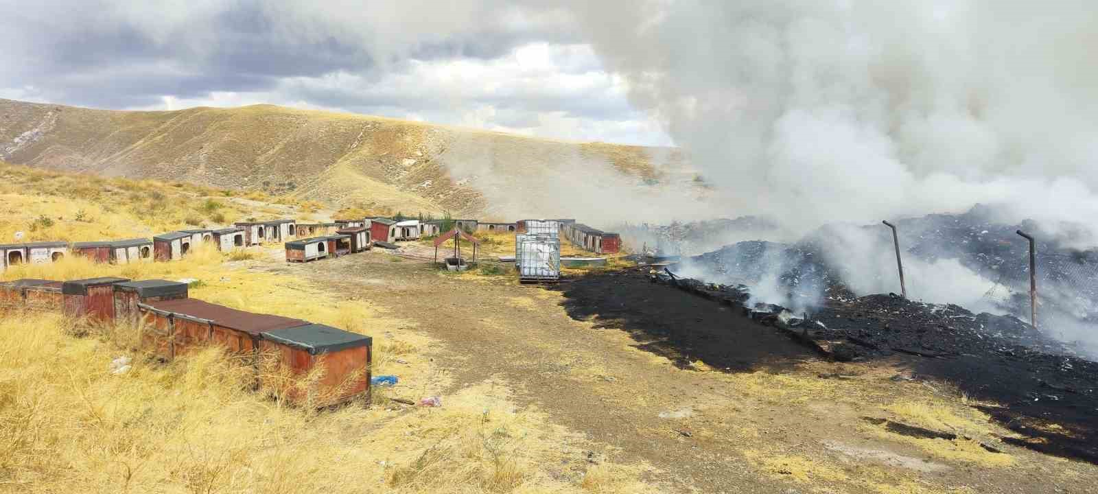 ŞARKIŞLA’DA ESKİ ÇÖPLÜK ALANINDA ÇIKAN YANGIN EKİPLERİ HAREKETE GEÇİRDİ
