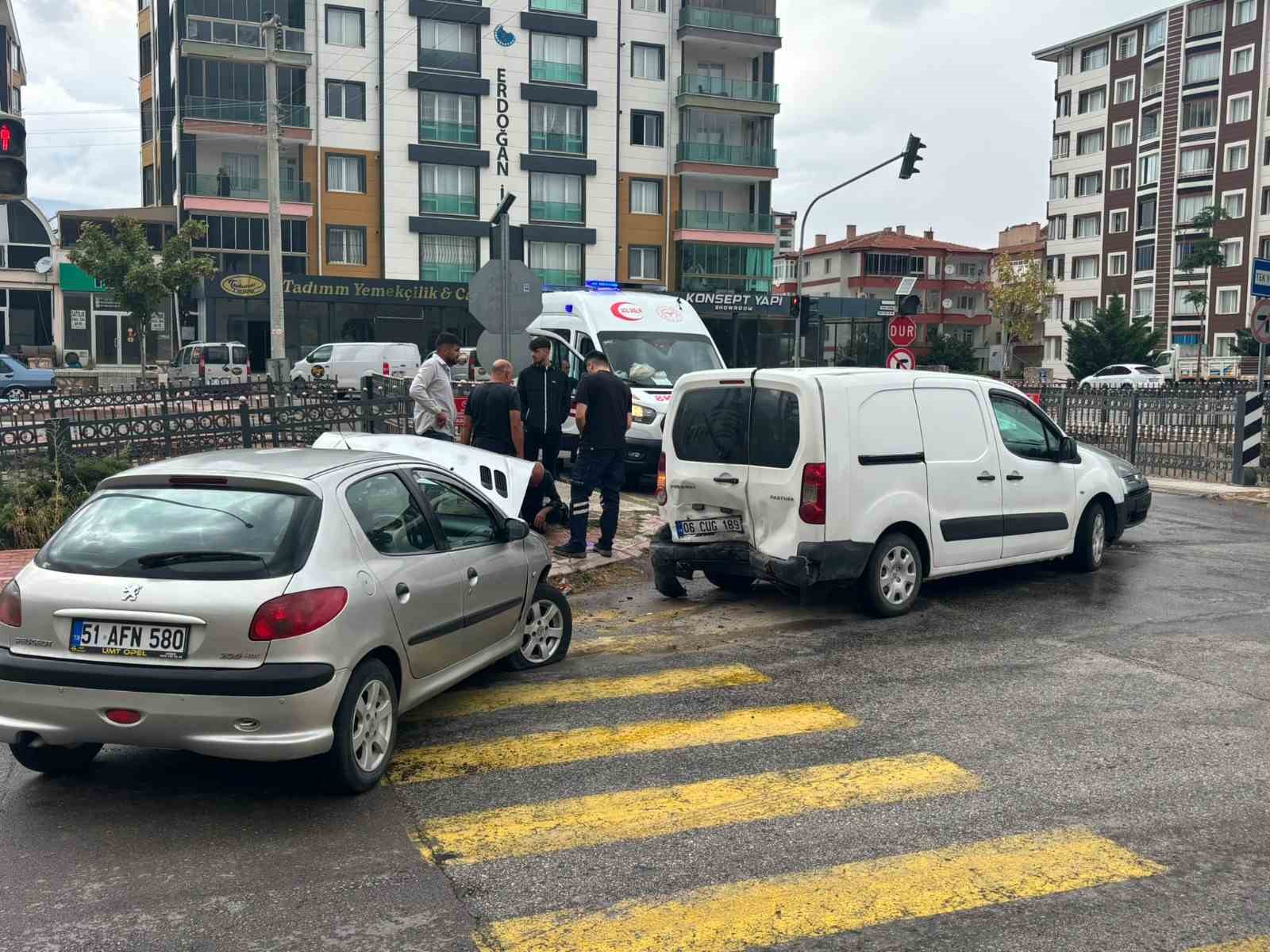 NİĞDE’DE 3 ARAÇ BİRBİRİNE GİRDİ: 1 YARALI