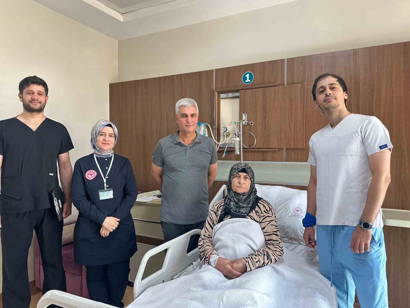 SİİRT’TE TOTAL DİZ PROTEZİ REVİZYONU AMELİYATI BAŞARIYLA GERÇEKLEŞTİRİLDİ