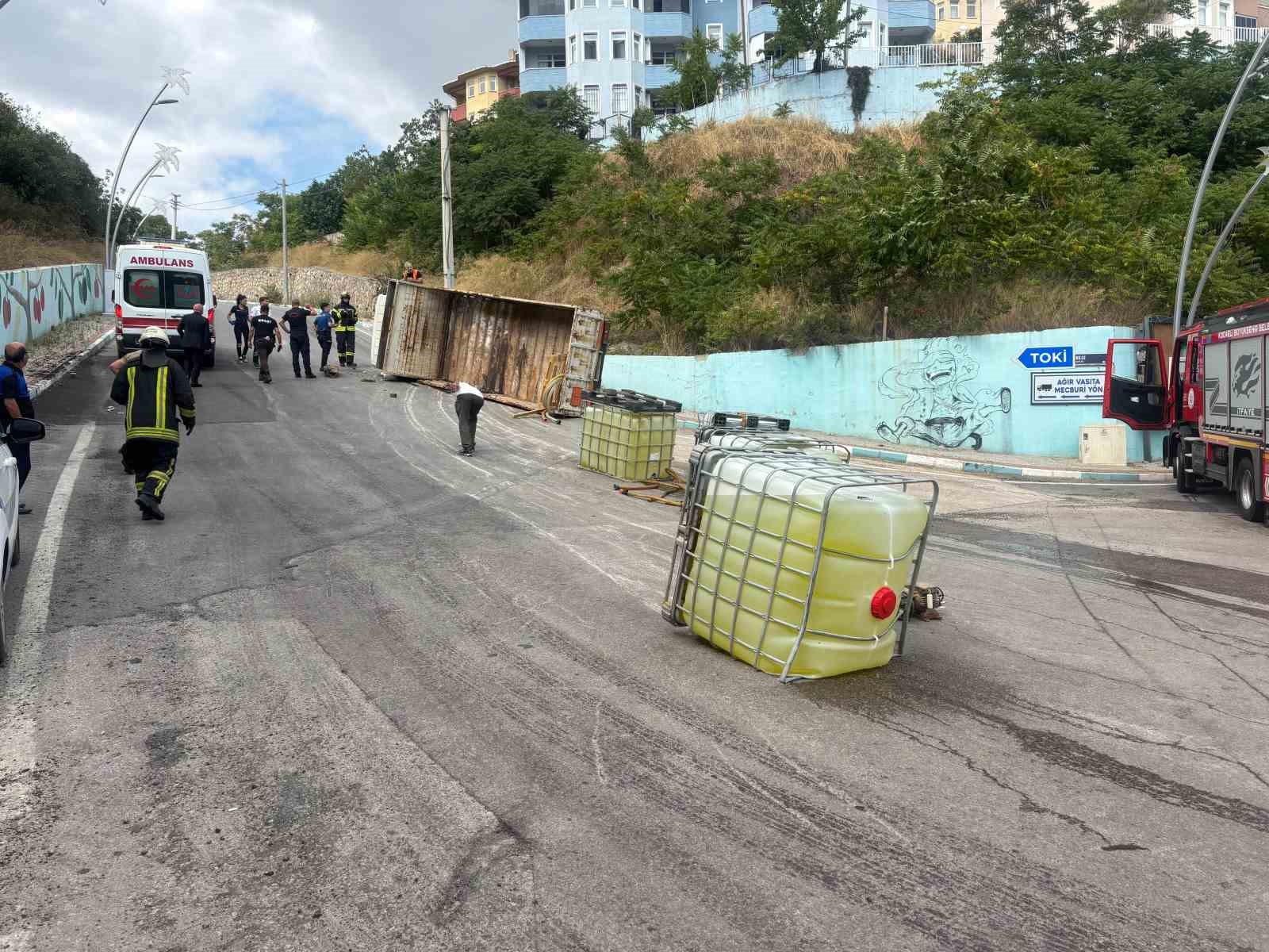 ÇAMAŞIR SUYU TANKLARINI TAŞIYAN KAMYON DEVRİLDİ: 1 YARALI