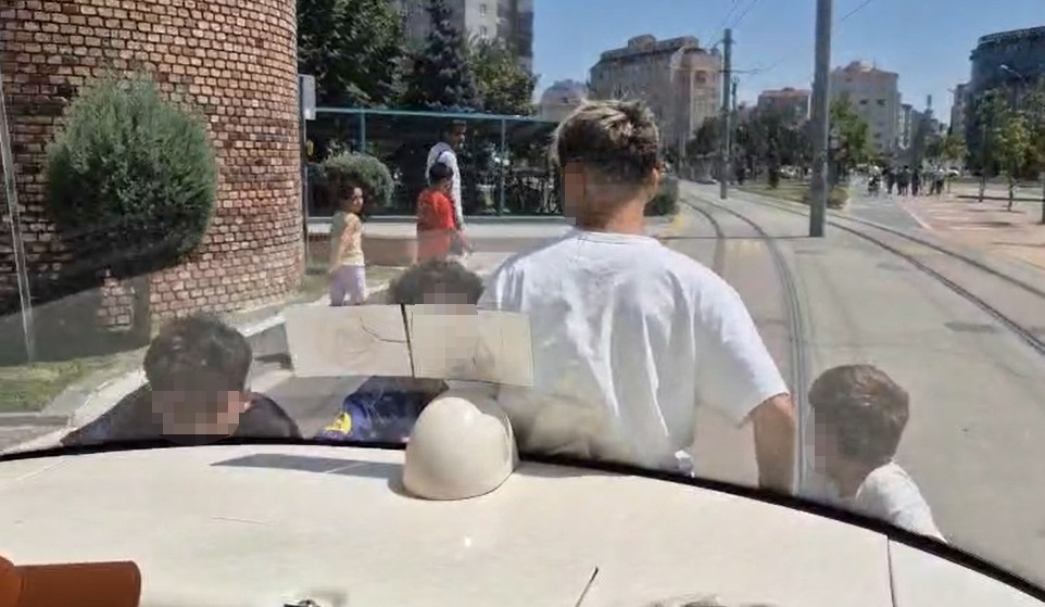 TRAMVAYIN ARKASINA ASILAN ÇOCUKLARIN TEHLİKELİ YOLCULUĞU