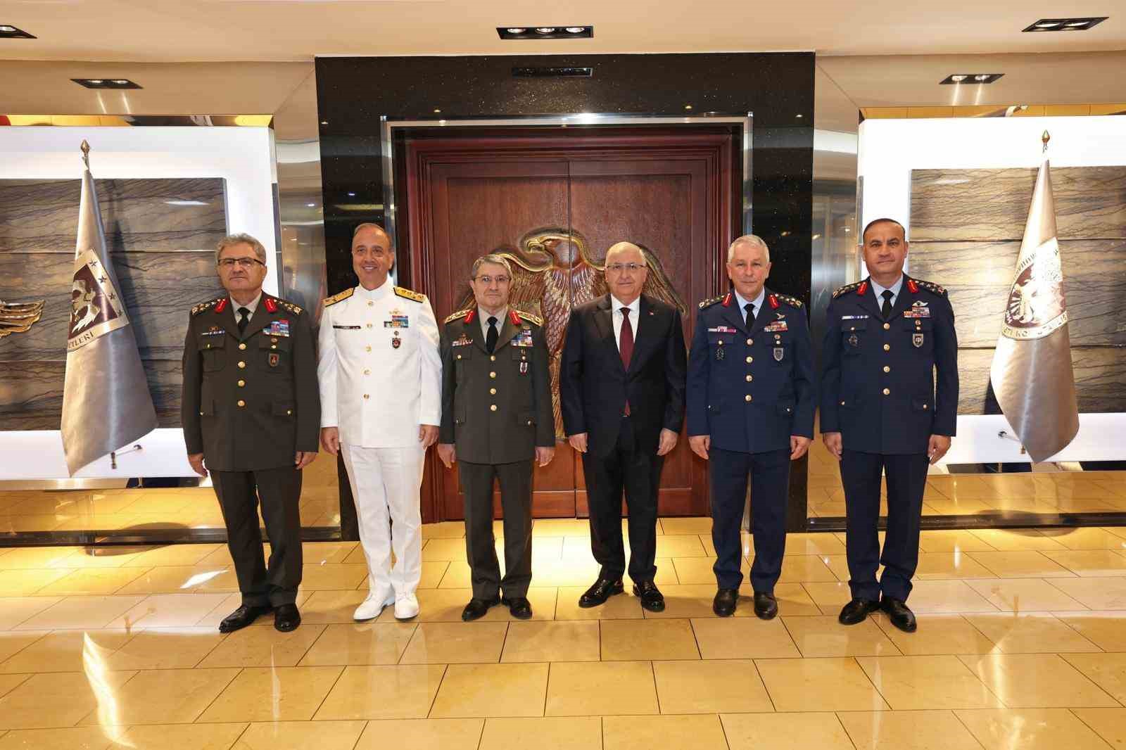 BAKAN GÜLER, HAVA KUVVETLERİ KOMUTANLIĞINDA DEVİR TESLİM TÖRENİNE KATILDI