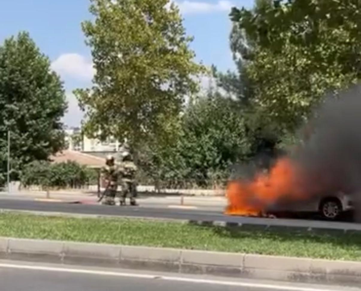 DİYARBAKIR’DA PARK HALİNDEKİ OTOMOBİL ALEVLERE TESLİM OLDU