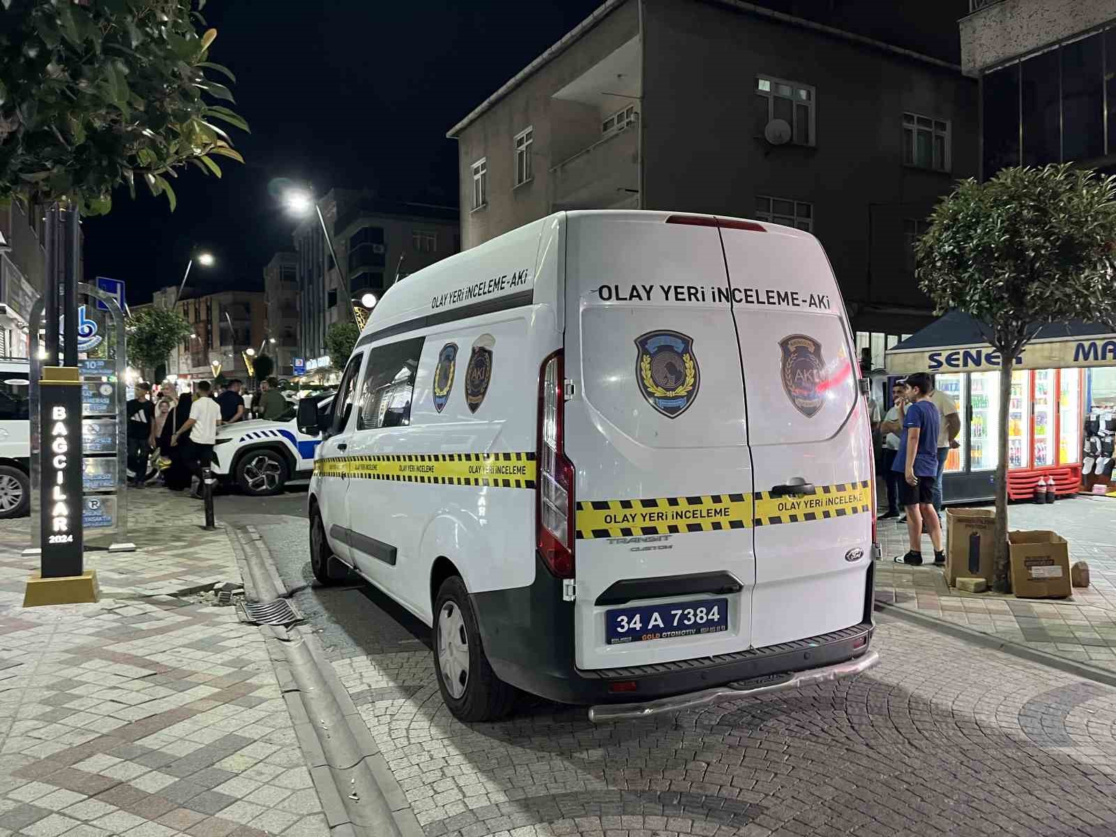 BAĞCILAR’DA KOMŞUSUNU BIÇAKLAYIP, SOKAĞA RASTGELE ATEŞ AÇTI: 4 YARALI