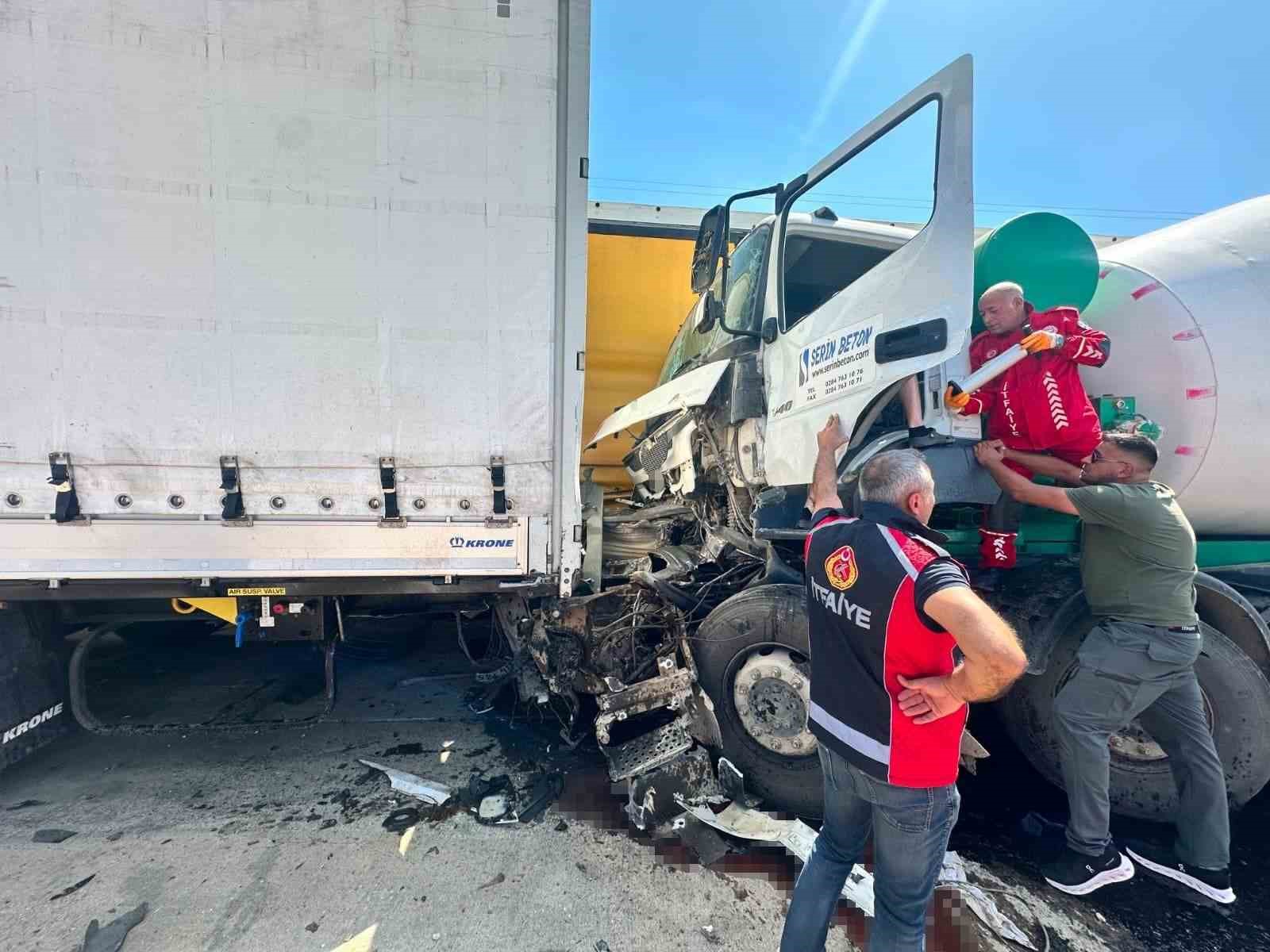 EDİRNE’DE BETON MİKSERİ PARK HALİNDEKİ İKİ TIRA ÇARPTI: 1 YARALI