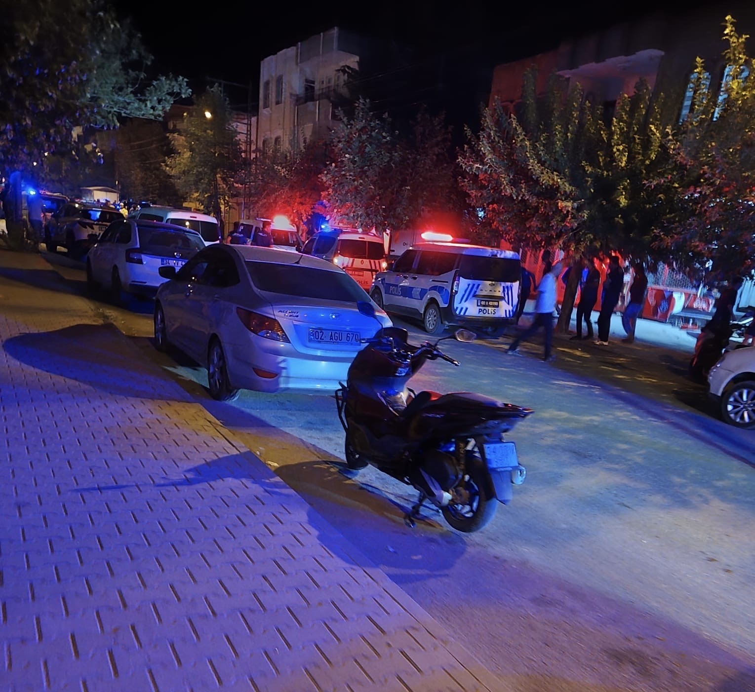 ADIYAMAN’DA AKRABALAR ARASINDA KAVGA: 1’İ POLİS 4 YARALI