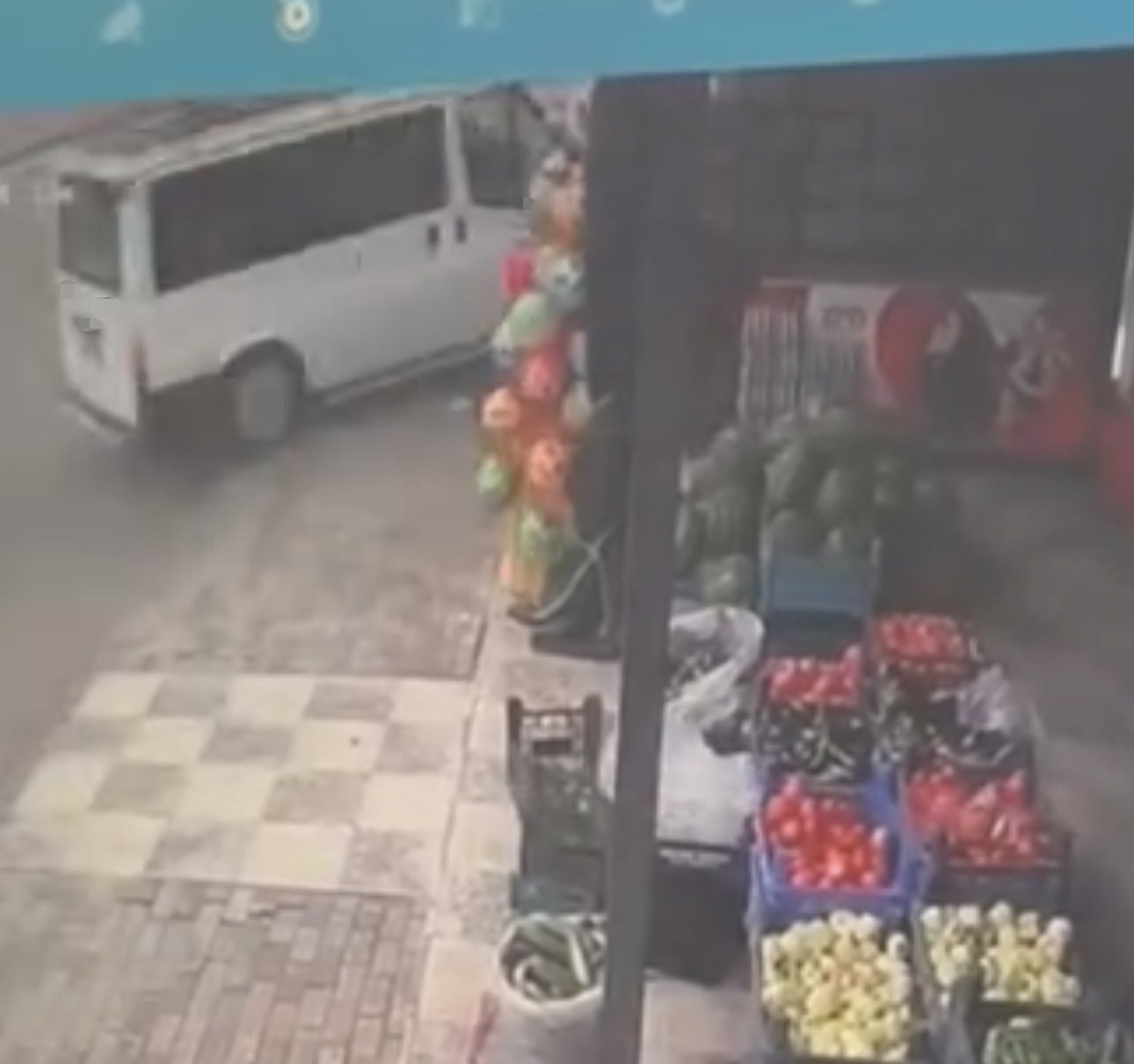 KONTROLDEN ÇIKAN MİNİBÜS EVİN BAHÇESİNE DÜŞTÜ: O ANLAR KAMERADA