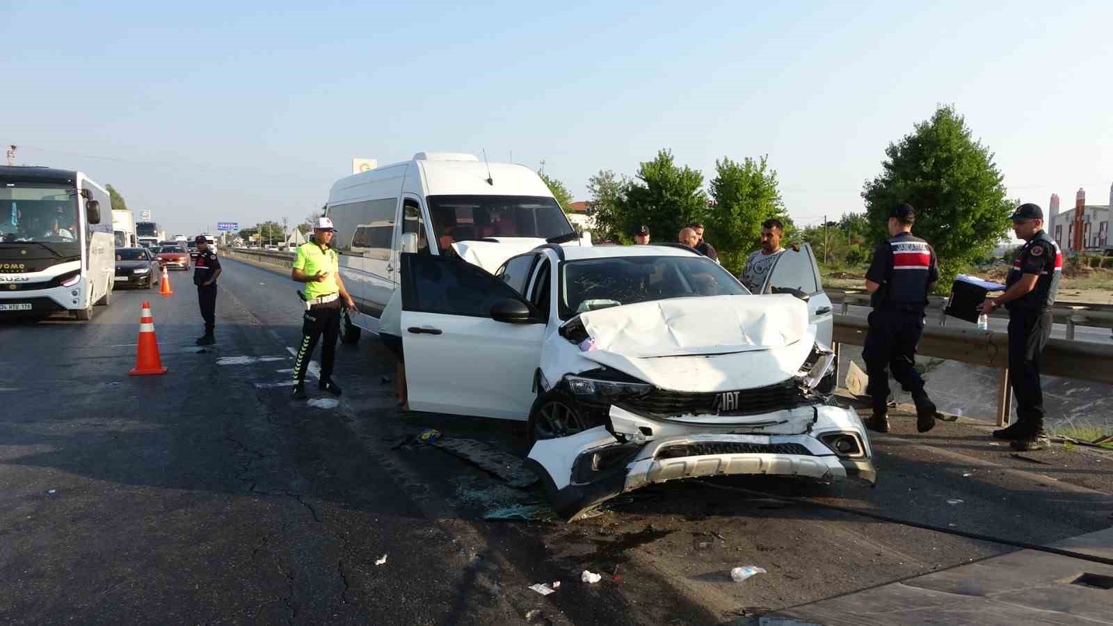ANTALYA’DA FECİ KAZADA ORTALIK SAVAŞ ALANINA DÖNDÜ: 17 YARALI
