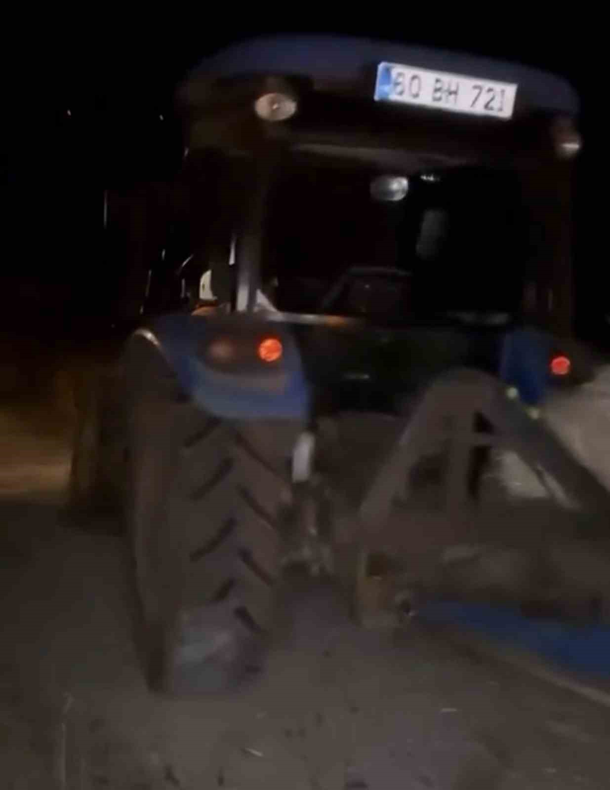SÜRÜCÜLERİN KAZAYI FARK ETMESİ İÇİN YOLA SAMAN BALYASI KOYARKEN OTOMOBİL ÇARPTI