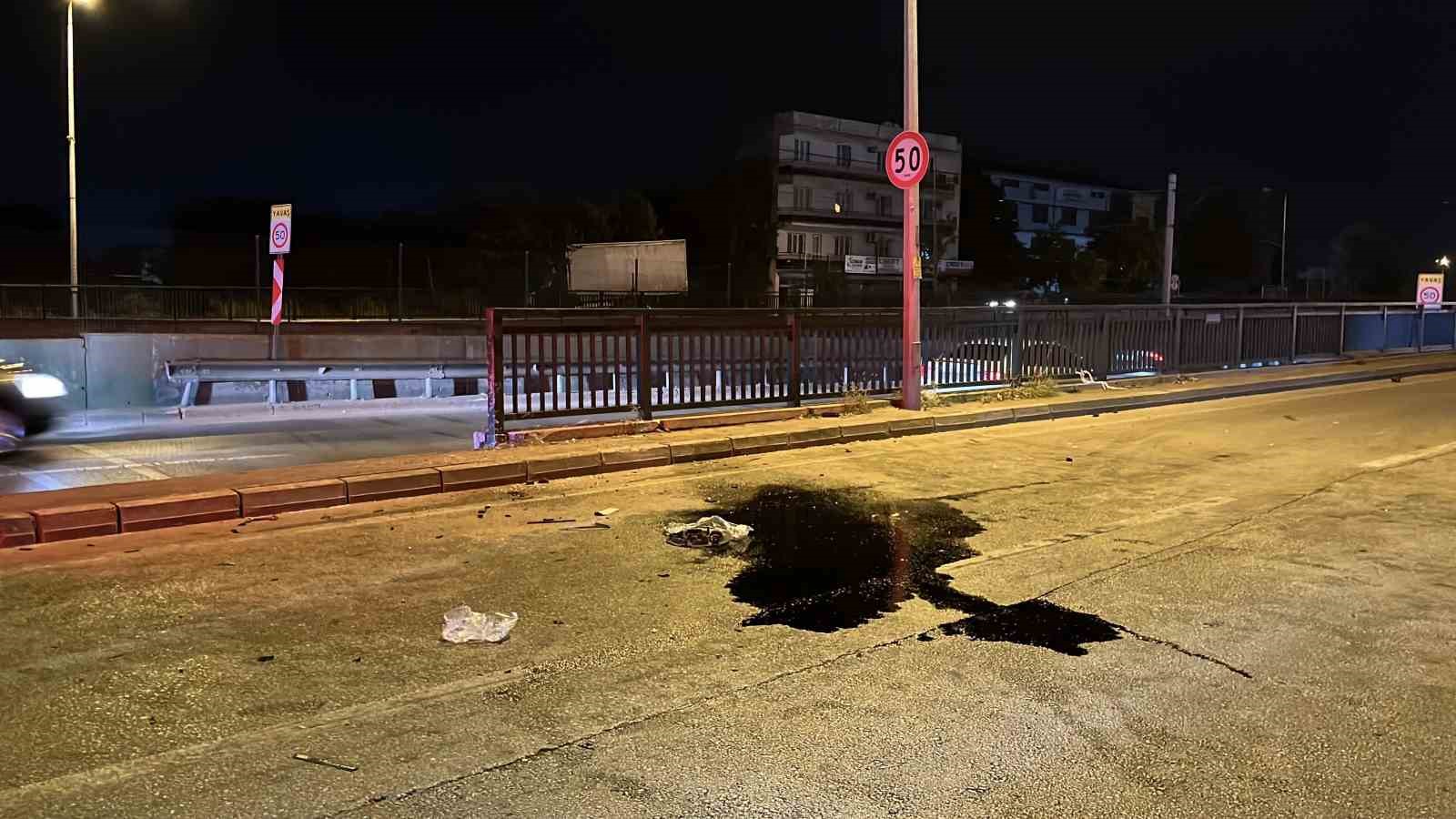 BURSA’DA MAKAS ATAN OTOMOBİL REFÜJE ÇARPTI: 17 YAŞINDAKİ SÜRÜCÜ HAYATINI KAYBETTİ