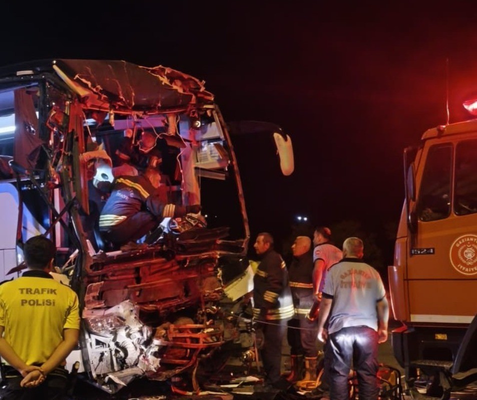 GAZİANTEP’TE YOLCU OTOBÜSÜ TIRLA ÇARPIŞTI: 2 ÖLÜ, 22 YARALI