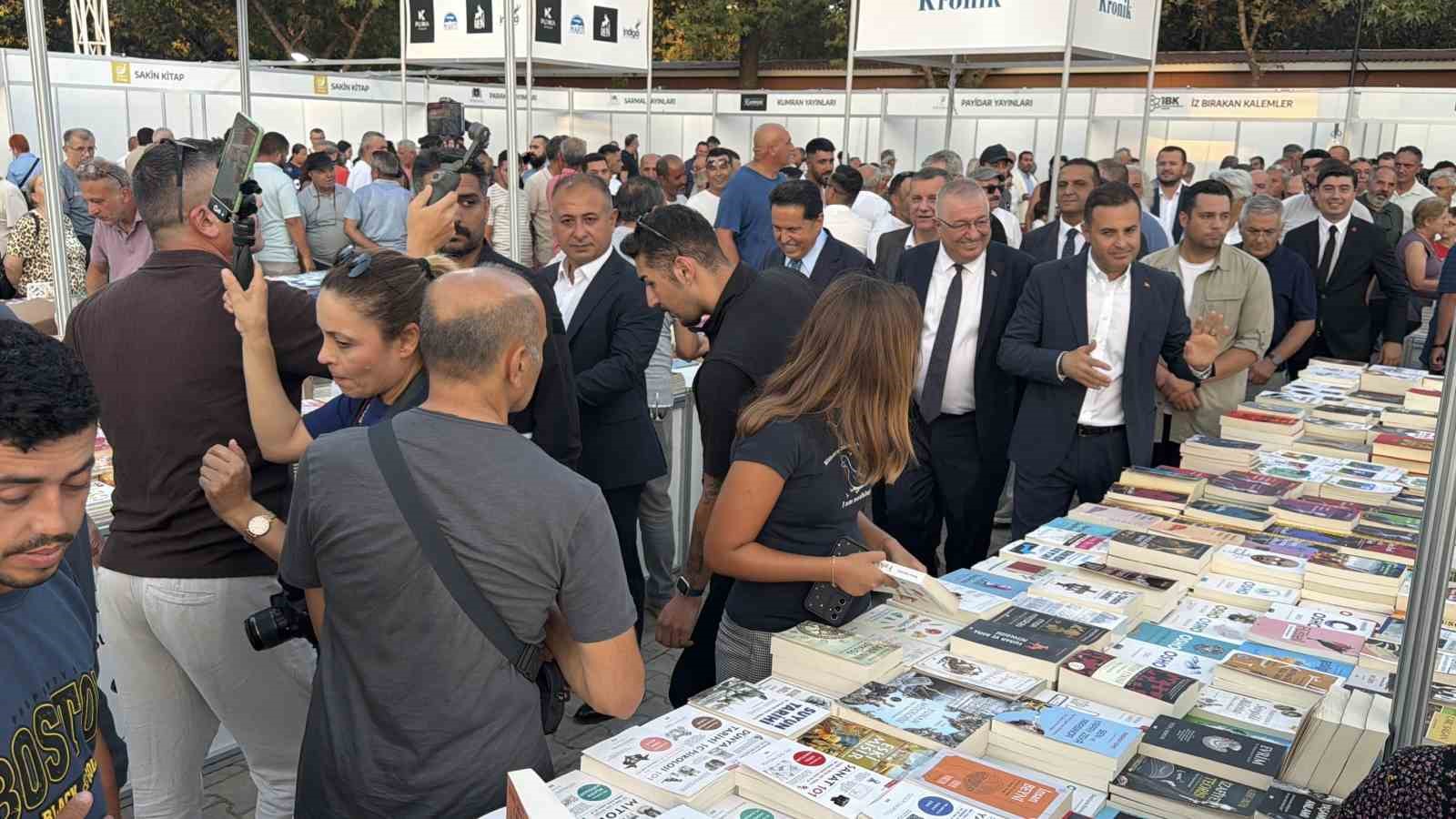 8. EDREMİT KİTAP FUARI KİTAPSEVERLERE KAPILARINI AÇTI