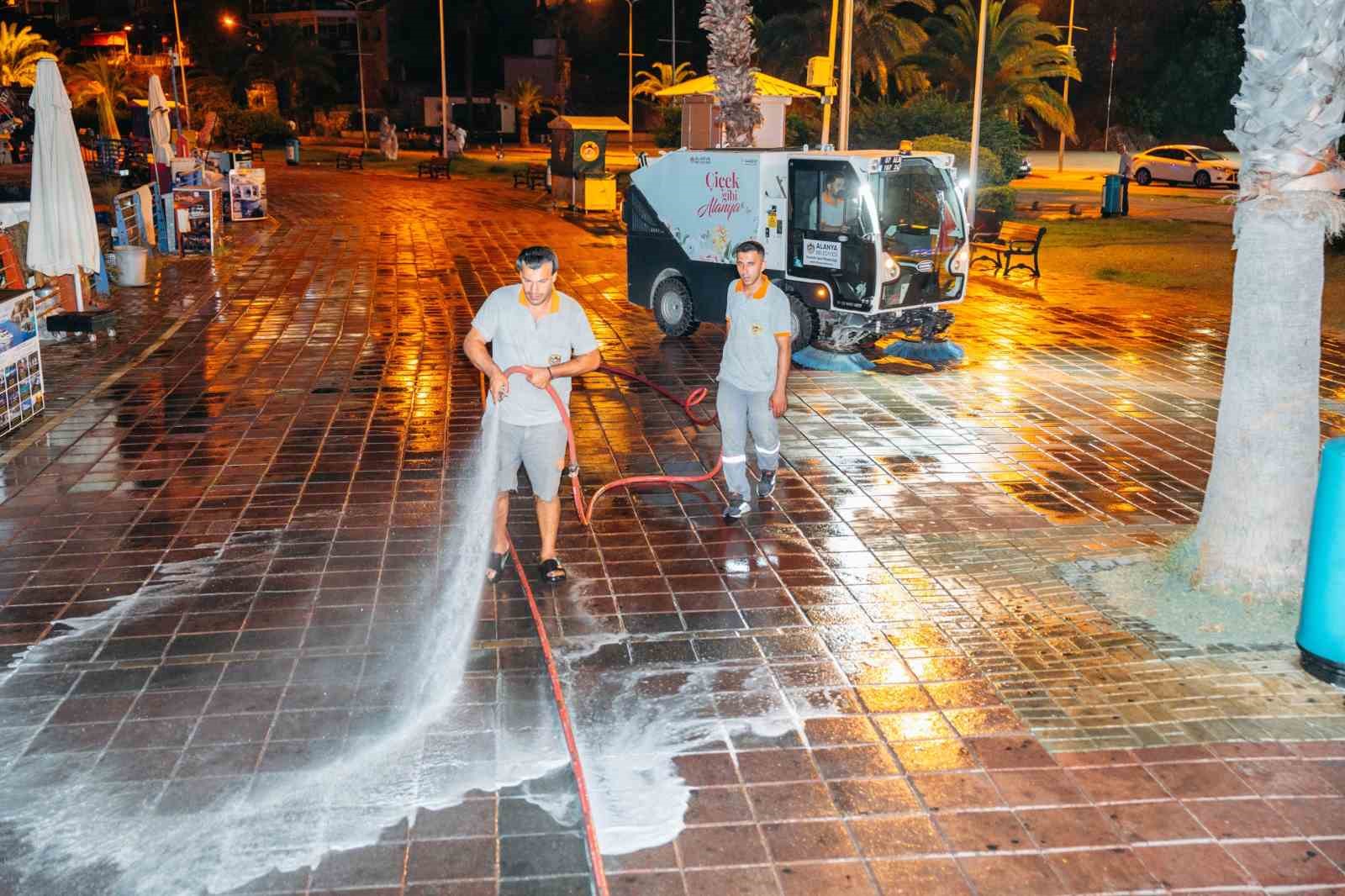 ALANYA’NIN VİTRİNİ GECE MESAİSİNDE BAŞTAN SONA TEMİZLENDİ