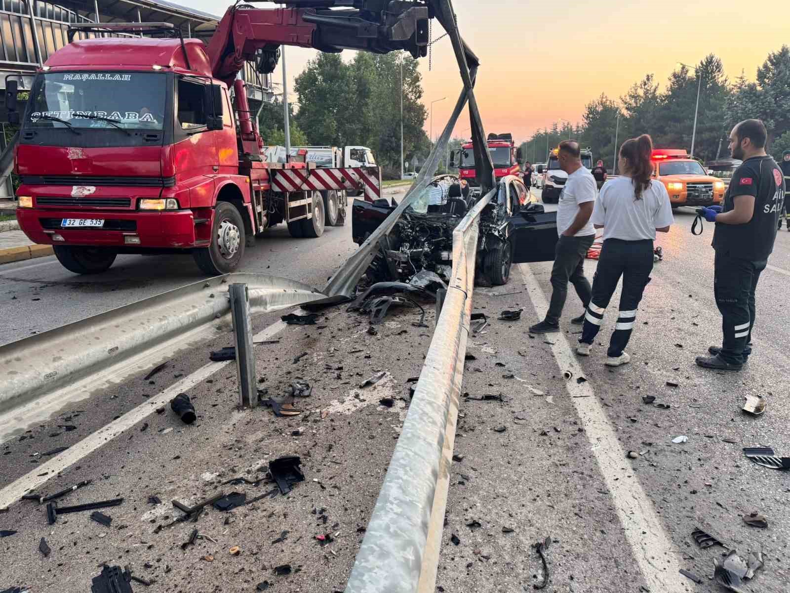 ISPARTA’DA FECİ KAZA: BARİYERLERE ÇARPAN OTOMOBİLİN SÜRÜCÜSÜ HAYATINI KAYBETTİ