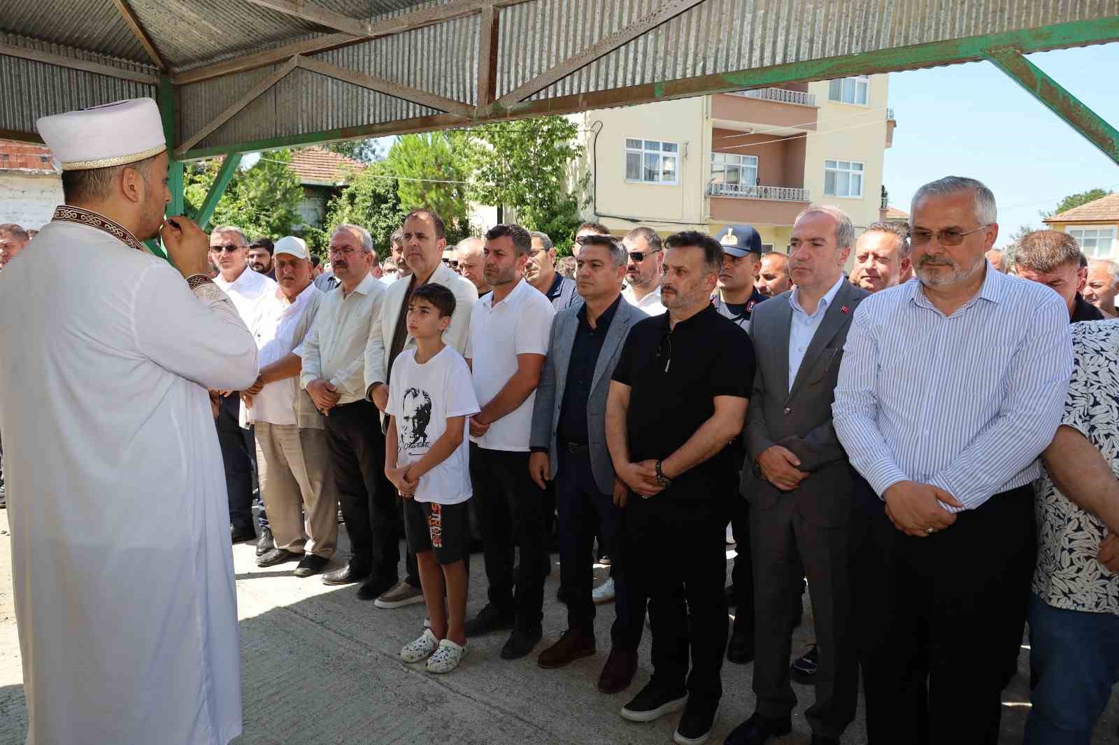 KANALA DÜŞEN OTOMOBİLDE HAYATINI KAYBEDEN EMİRCAN TOPRAĞA VERİLDİ