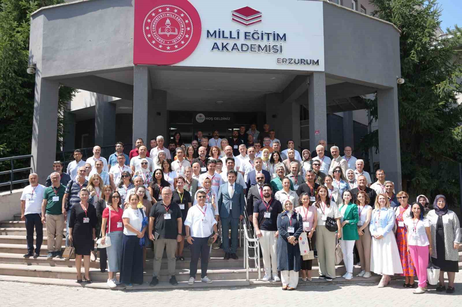 MESLEKİ VE TEKNİK EĞİTİMDE TÜRKİYE YÜZYILI MAARİF MODELİ ÖĞRETMEN EĞİTİCİ EĞİTİMİ