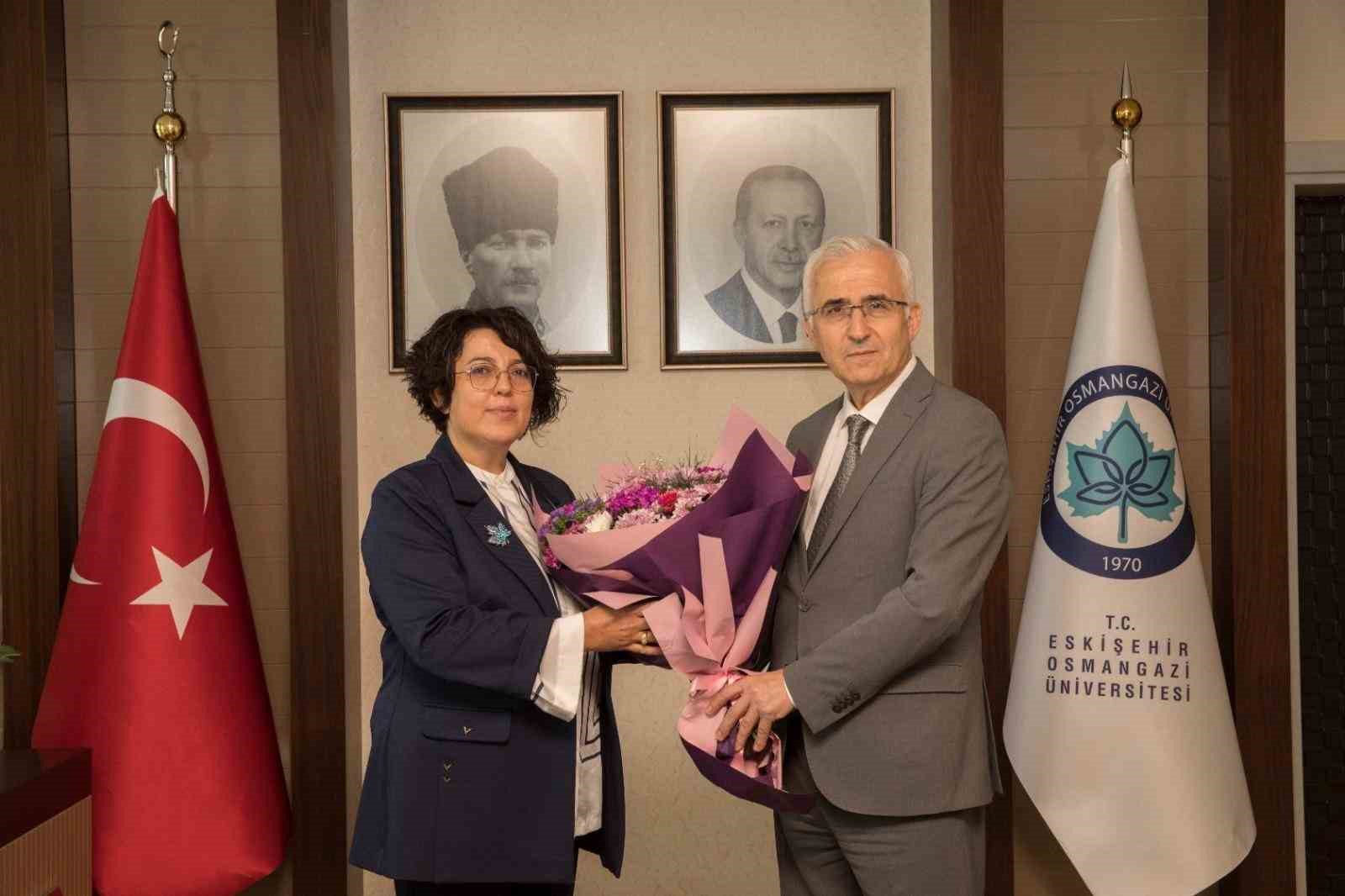ESOGÜ REKTÖRÜ PROF. DR. EMİNE GÜMÜŞSOY DEVİR TESLİM TÖRENİNİN ARDINDAN GÖREVİNE BAŞLADI