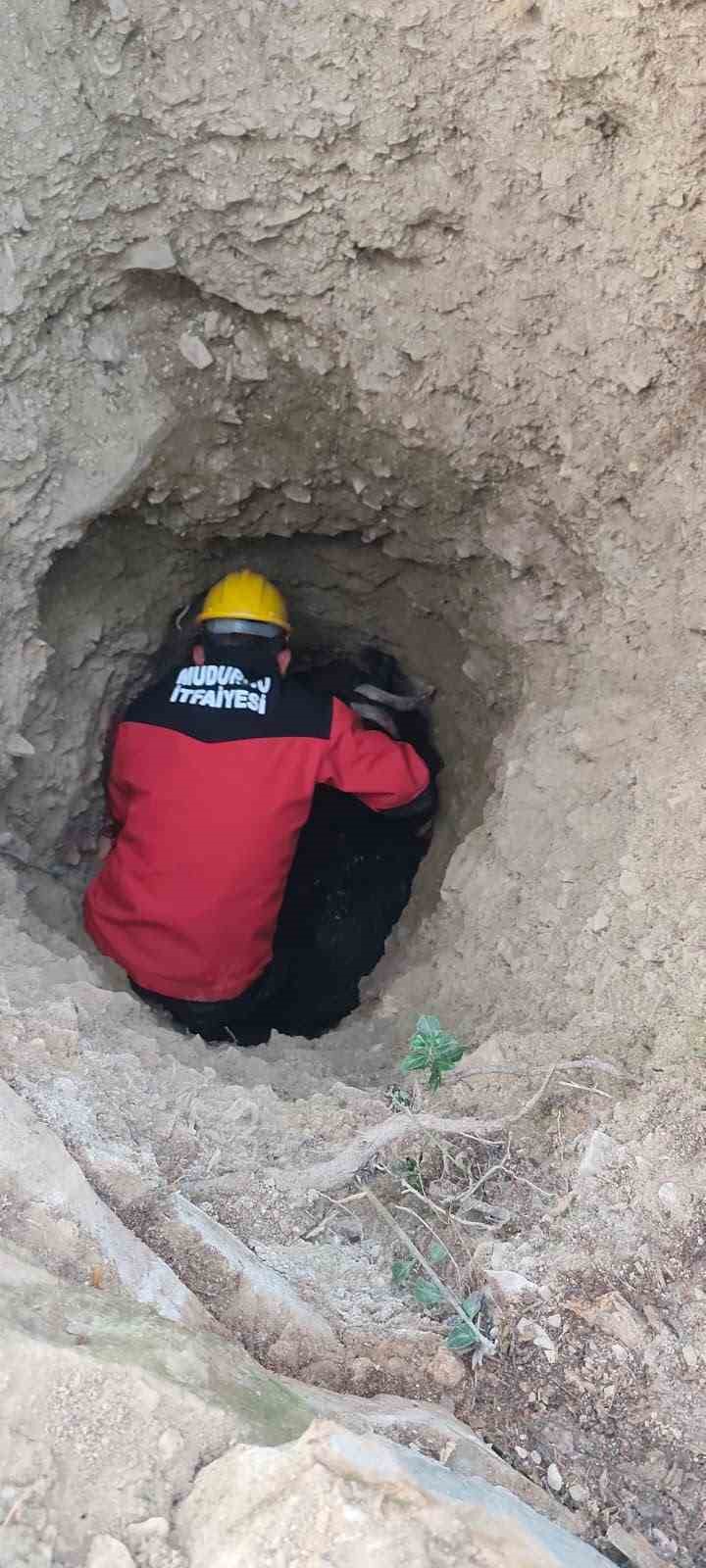 BOLU’DA ÇUKURDA MAHSUR KALAN KEÇİYİ İTFAİYE EKİPLERİ KURTARDI