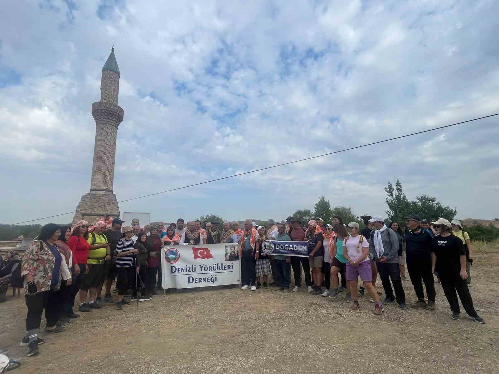 ÇAL’DA GEÇMİŞ YENİDEN CANLANDI DEVE VE ATLARDAN OLUŞAN KERVAN, ASIRLIK GÜZERGÂHTA YÜRÜDÜ