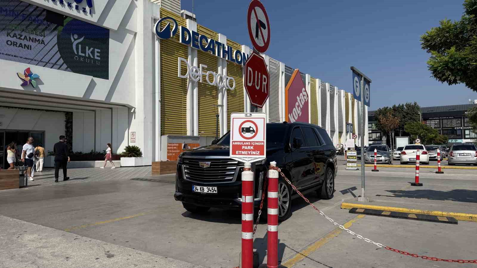 AVM’NİN OTOPARKINDA TEPKİ ÇEKTİ: 25 MİLYONLUK ARAÇ AMBULANS ALANINA PARK EDİLDİ